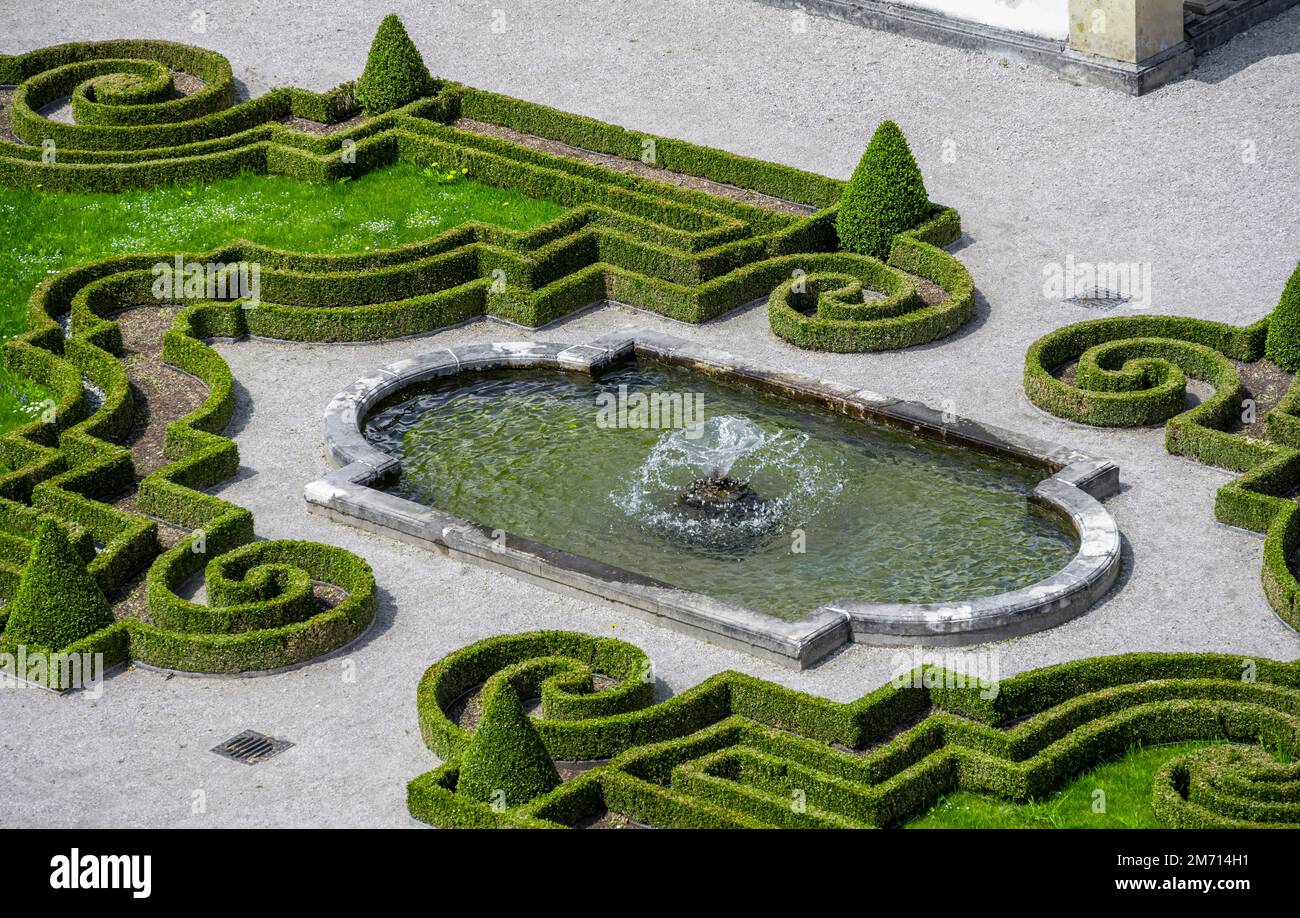 Schloss Linderhof mit Brunnen im Garten, Gemeinde Ettal, Bezirk