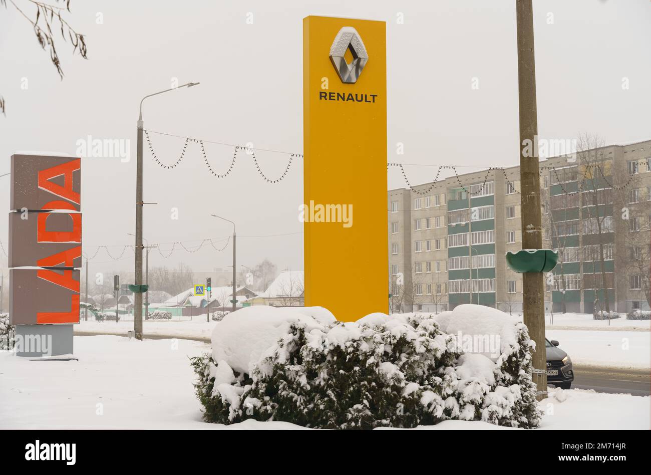 Bobruisk, Belarus, 17. Dezember 2022: Renault- und Lada-Plakate in der Nähe von Autohändlern Stockfoto