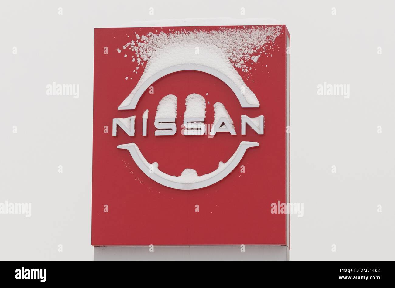 Bobruisk, Weißrussland, 17. Dezember 2022: Nissan Motor Corporation Plakatwand in der Nähe des Autohauses Stockfoto