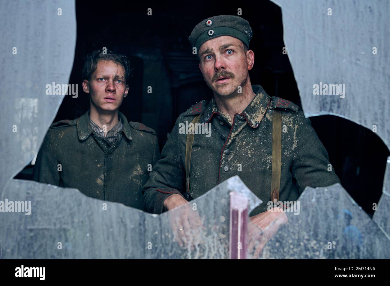 VERÖFFENTLICHUNGSDATUM: 28. Oktober 2022. TITEL: Alles ruhig an der Westfront. STUDIO: Netflix. DIREKTOR: Edward Berger. PLOT: Ein junger deutscher Soldat erlebte erschreckende Erlebnisse und Not an der Westfront im Ersten Weltkrieg MIT FELIX KAMMERER als Paul Baumer, ALBRECHT SCHUCH als Stanislaus Katczinsky. (Kreditbild: © Netflix/Entertainment Pictures) Stockfoto