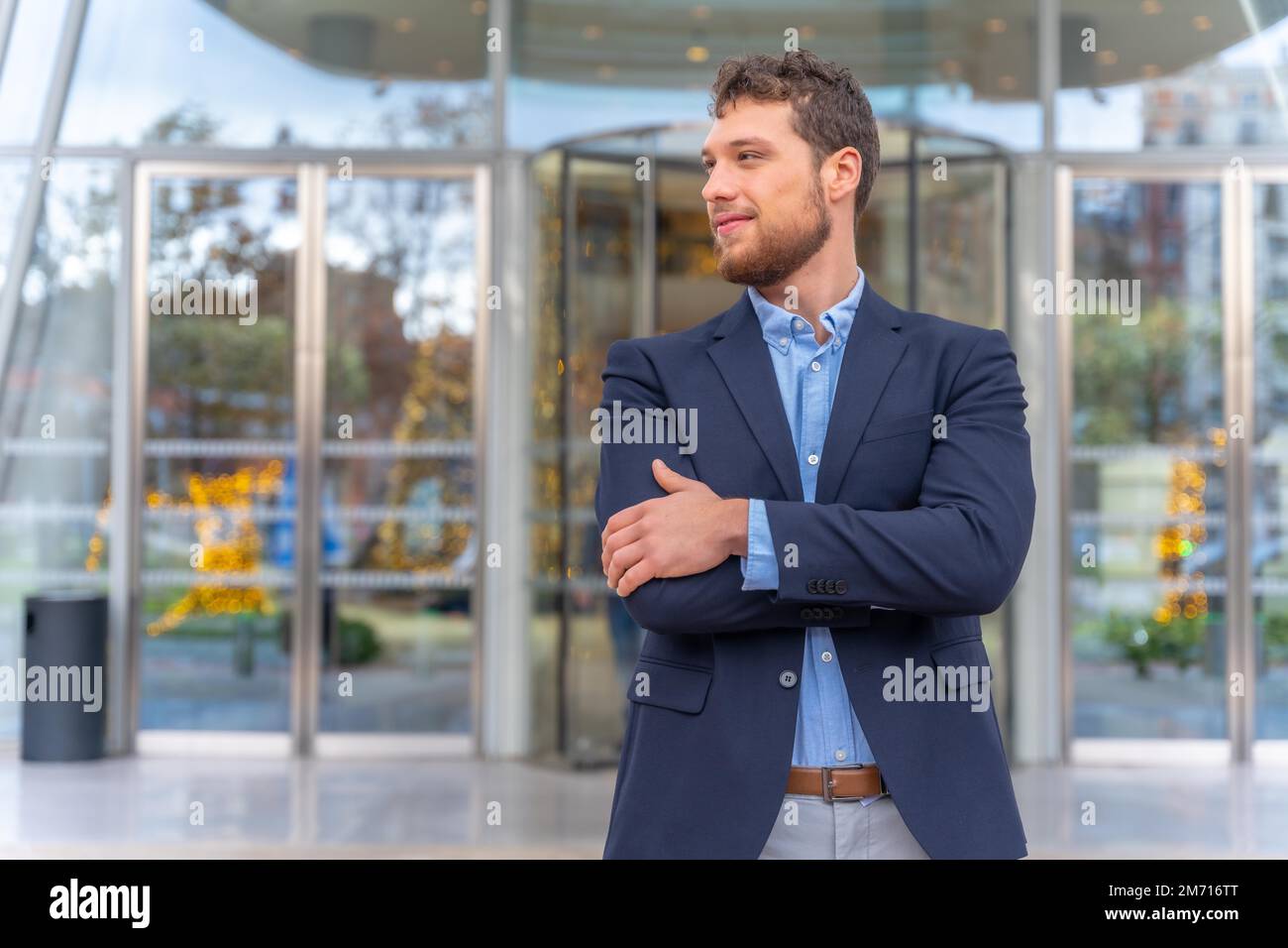 Porträt Geschäftsmann CEO eines Unternehmens am Eingang des Büros, Finanzkonzept Stockfoto