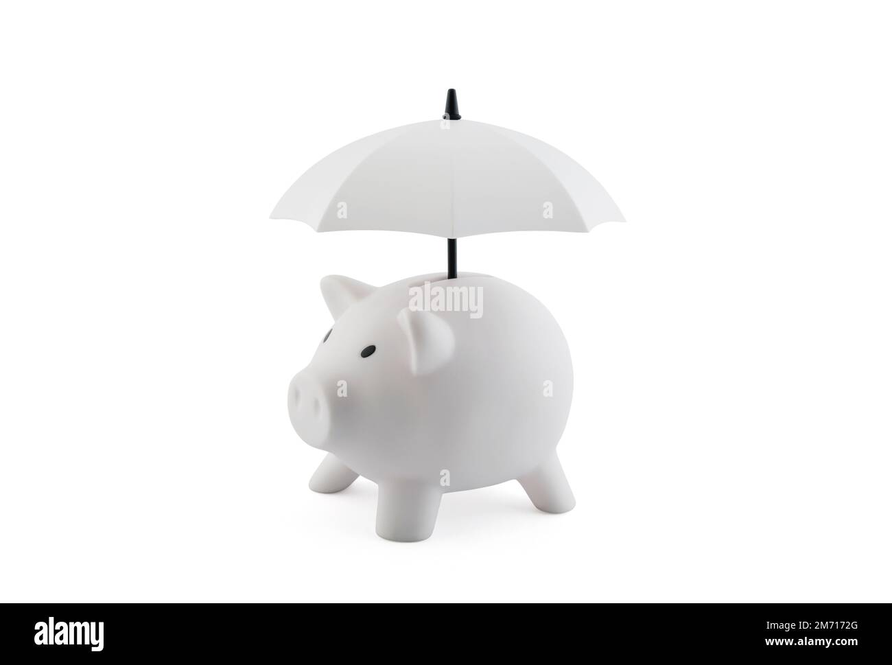 Finanzversicherung. Weißes Sparschwein mit isoliertem Regenschirm auf weißem Hintergrund Stockfoto