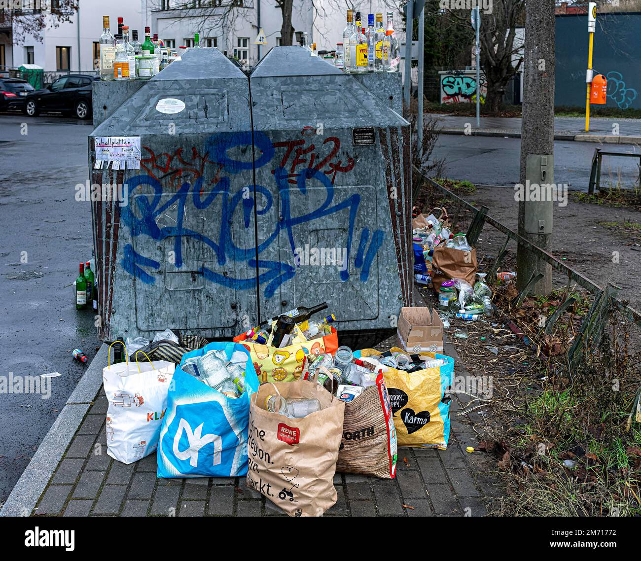 Überfüllte Behälter für Weißglas und Grünglas, Berlin, Deutschland Stockfoto