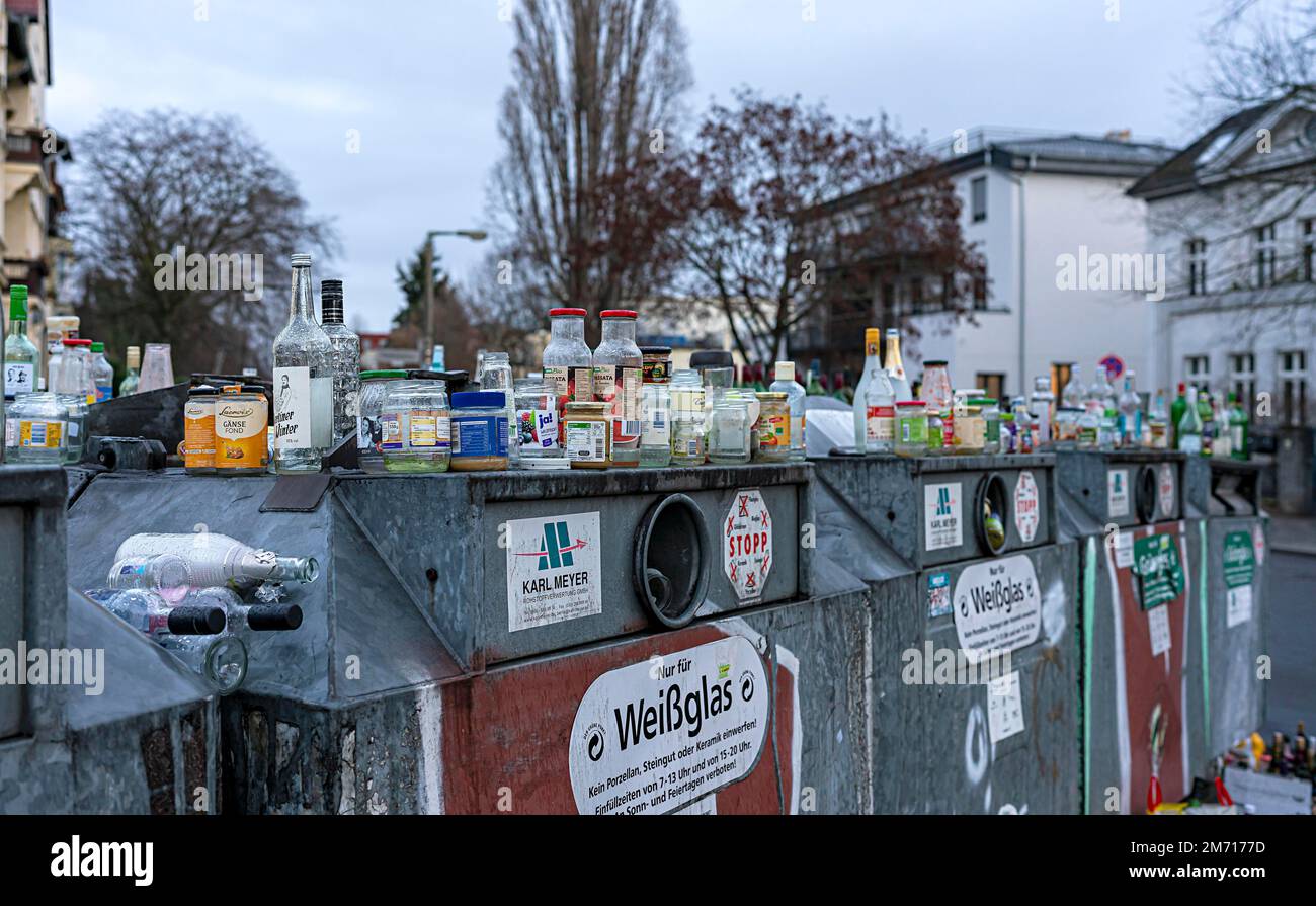 Überfüllte Behälter für Weißglas und Grünglas, Berlin, Deutschland Stockfoto