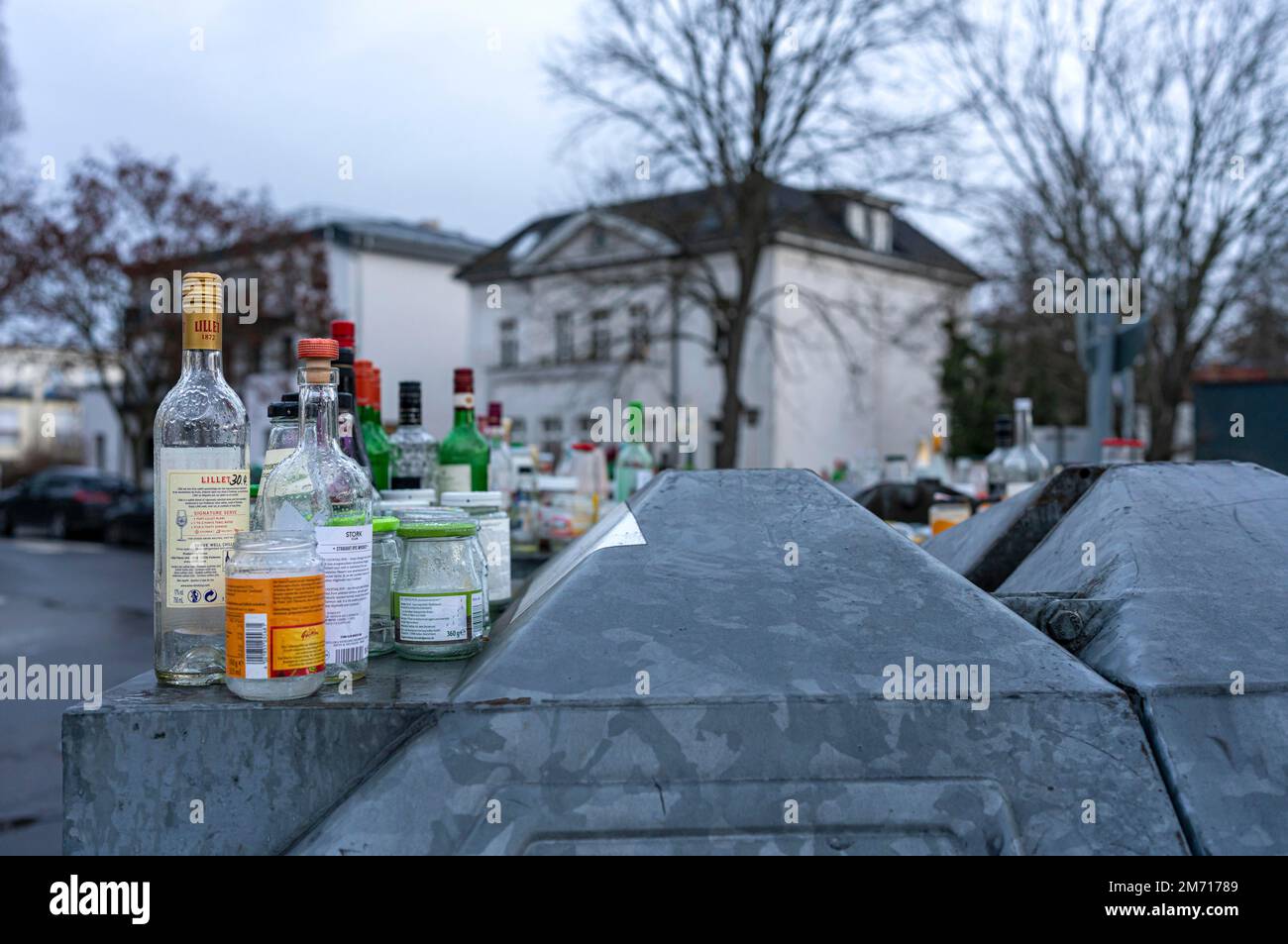 Überfüllte Behälter für Weißglas und Grünglas, Berlin, Deutschland Stockfoto