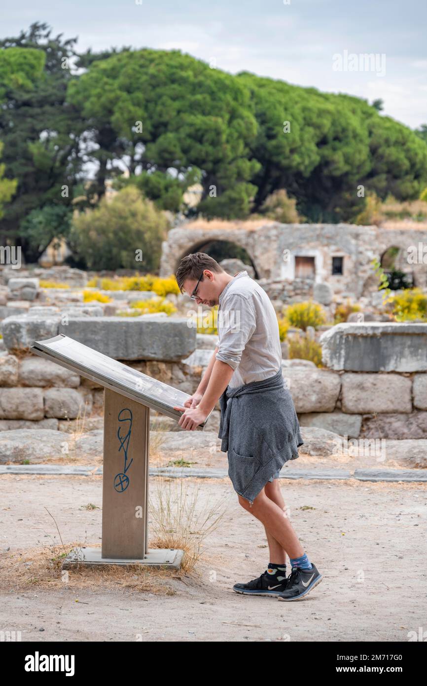 Mann liest Informationstafel, antikes Agora, Kos, Griechenland Stockfoto