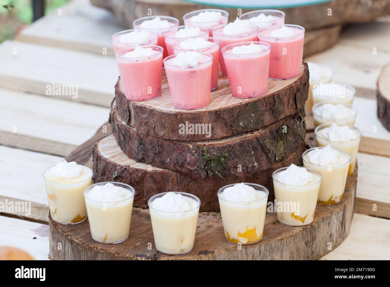 Leckere Cremige Mini-Desserts In Tassen, Bereit Für Gäste Beim Hochzeitsempfang. Stockfoto