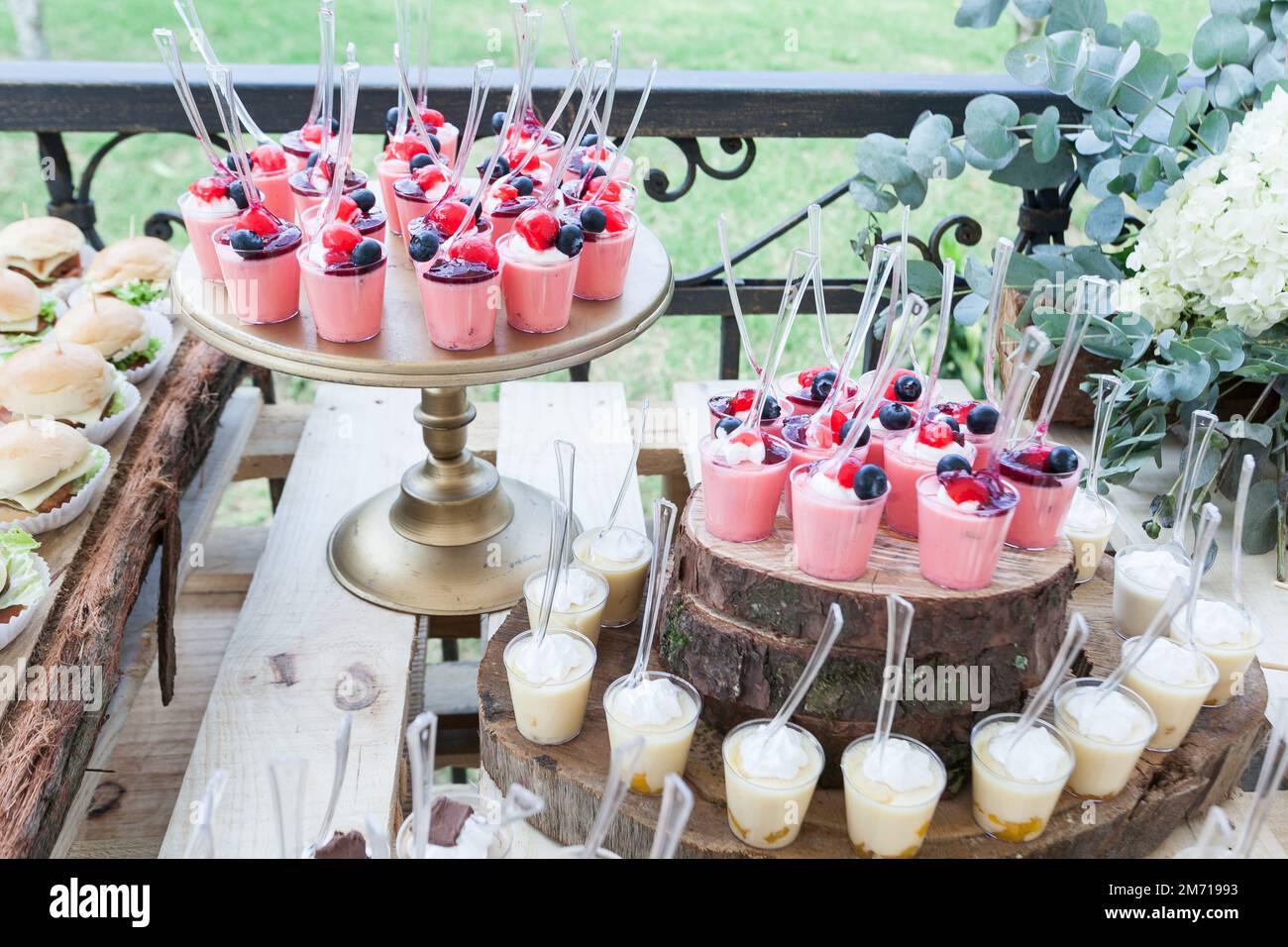 Leckere Cremige Mini-Desserts In Tassen, Bereit Für Gäste Beim Hochzeitsempfang. Stockfoto