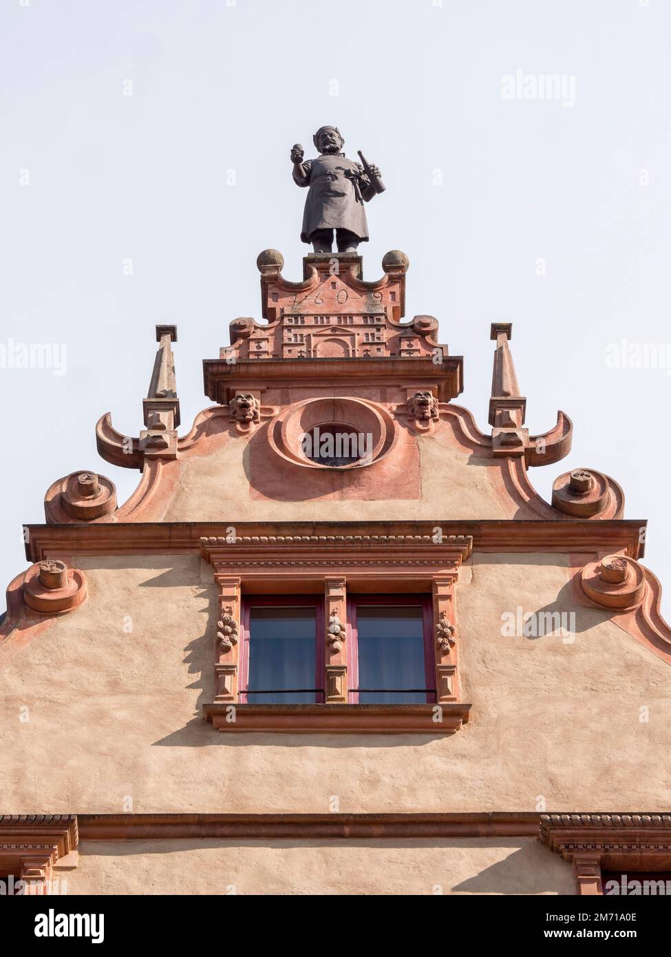 Die Spitze eines mittelalterlichen Gebäudes La Maison des Tetes mit einer Männerstatue auf der Rue des Tetes, Colmar, Grand Est, Haut-Rhin, Elsass, Elsass Stockfoto