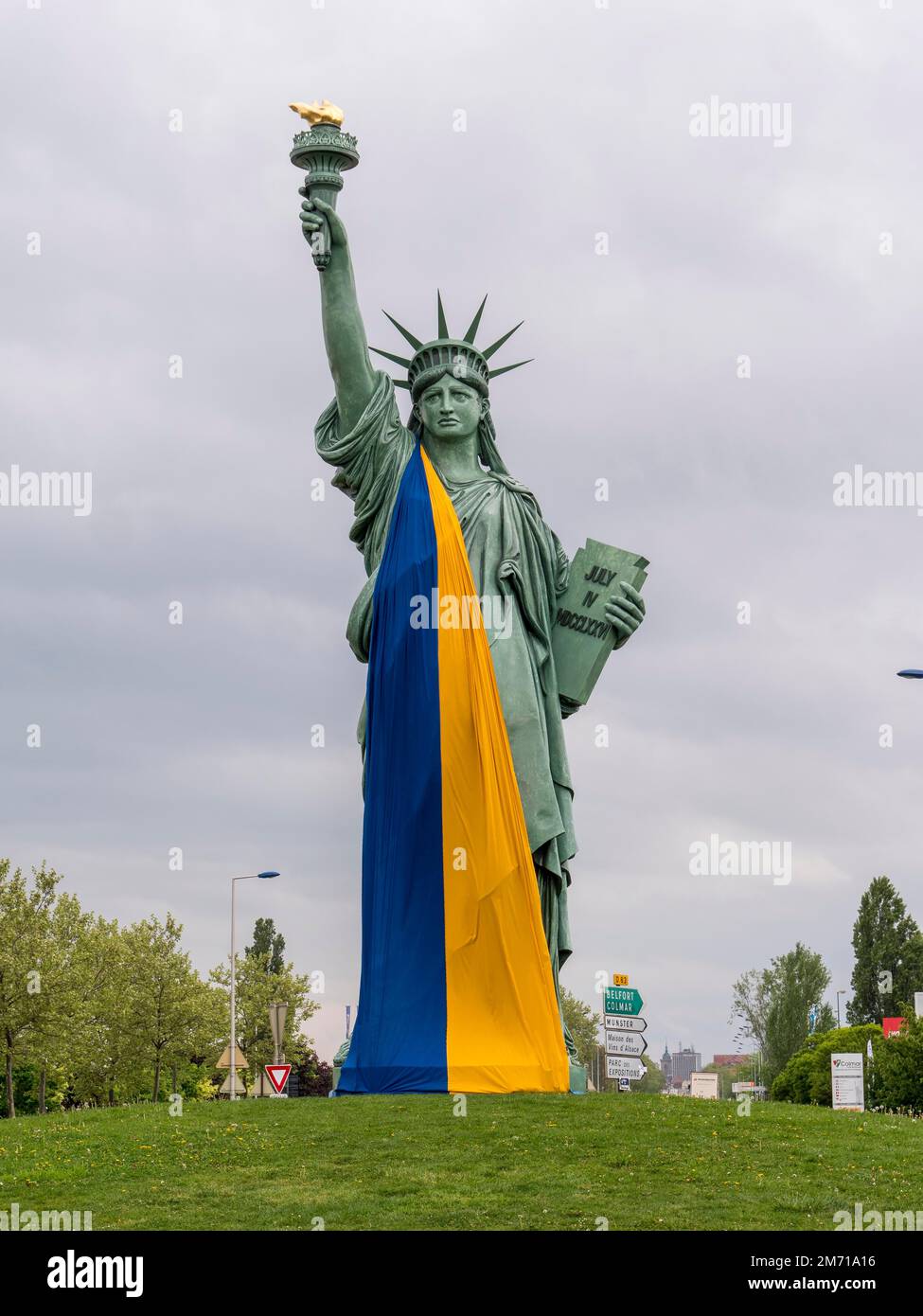 12 Meter hohe Nachbildung der Freiheitsstatue vom Künstler G. Roche nach Frederic Auguste Bartholdi, Schöpfer der Statue mit der ukrainischen Flagge Stockfoto