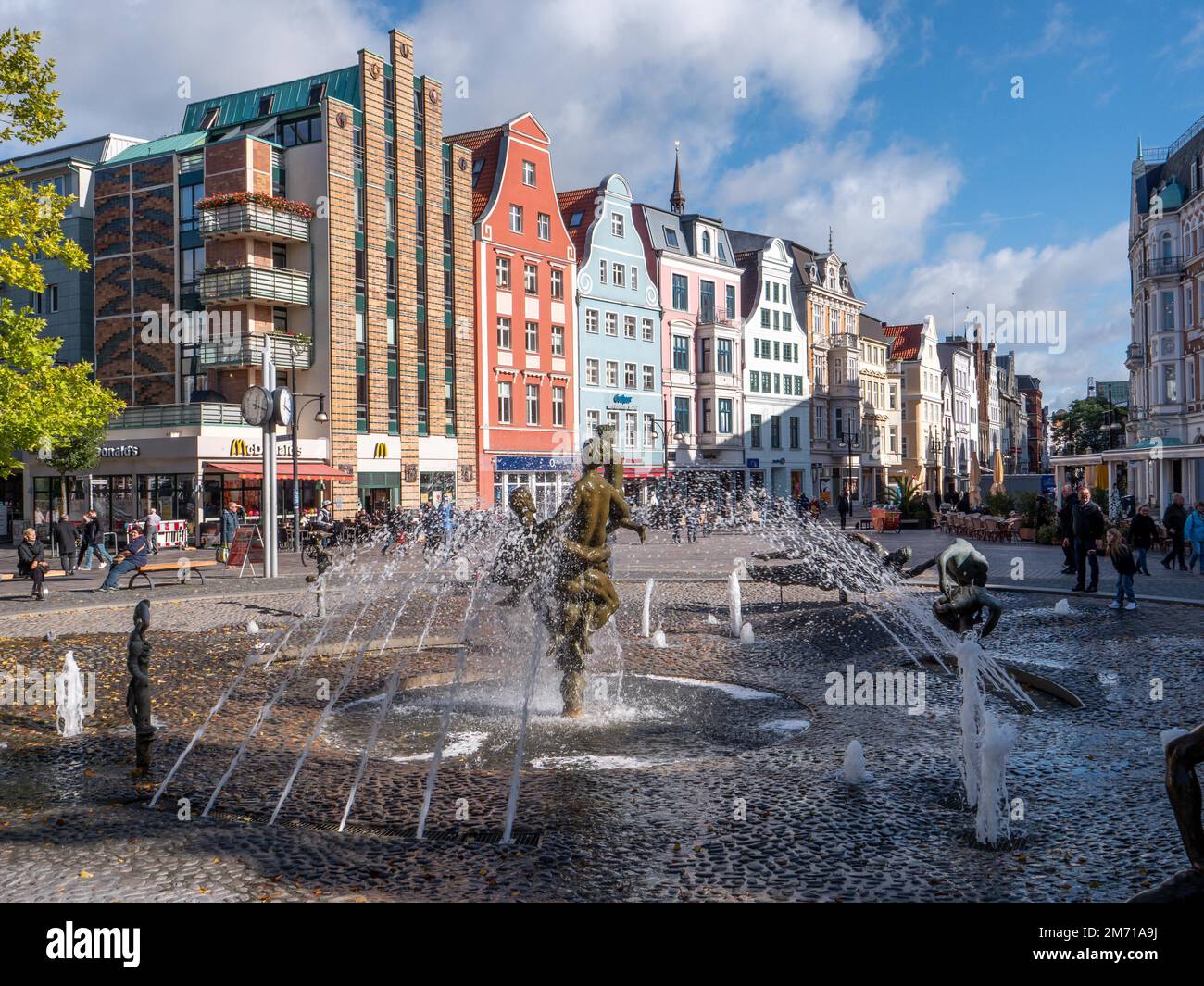 Brunnen der Lebensfreude, erbaut im Jahr 1980 in der Kroepeliner Straße im Stadtzentrum vor bunten und alten Gebäuden im Kroepeliner Stockfoto