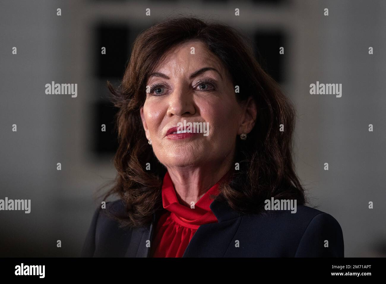 Die New Yorker Gouverneurin Kathy Hochul spricht vor den Medien