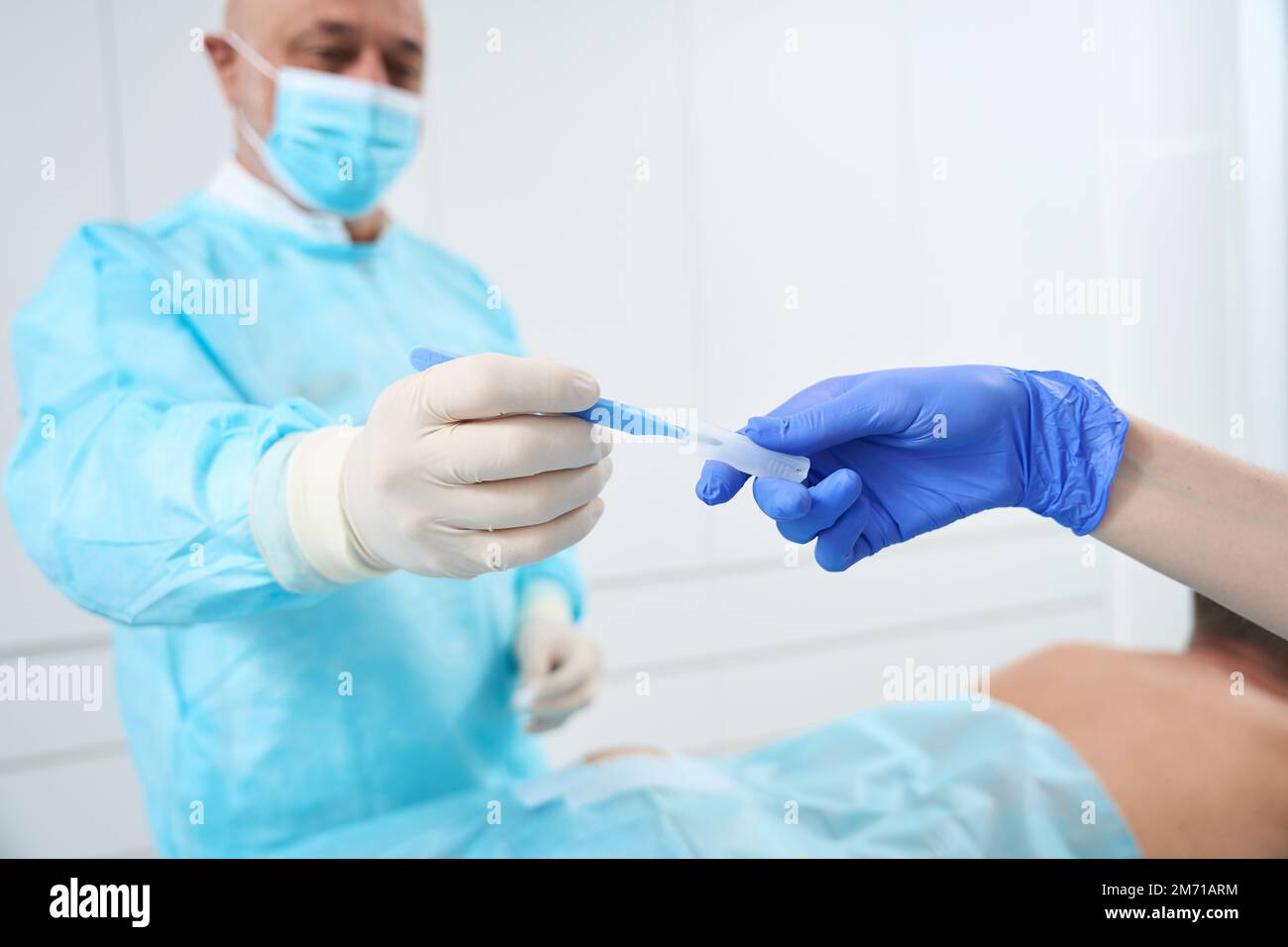 Verfahren zur Installation von bioidentischen Hormonen bei einem Patienten Stockfoto