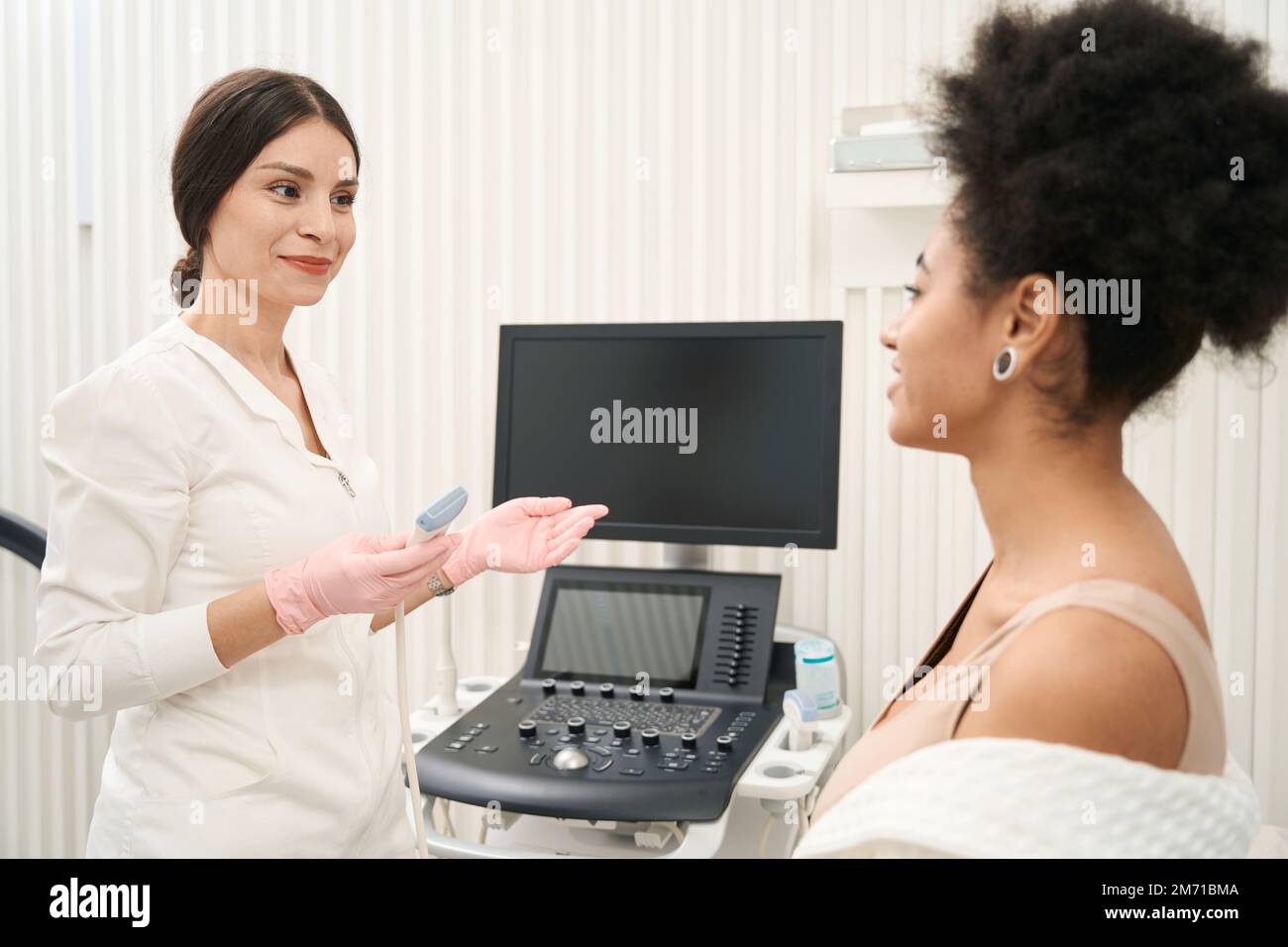 Weibliche, die vor Behandlungsbeginn in der Privatklinik untersucht wird Stockfoto