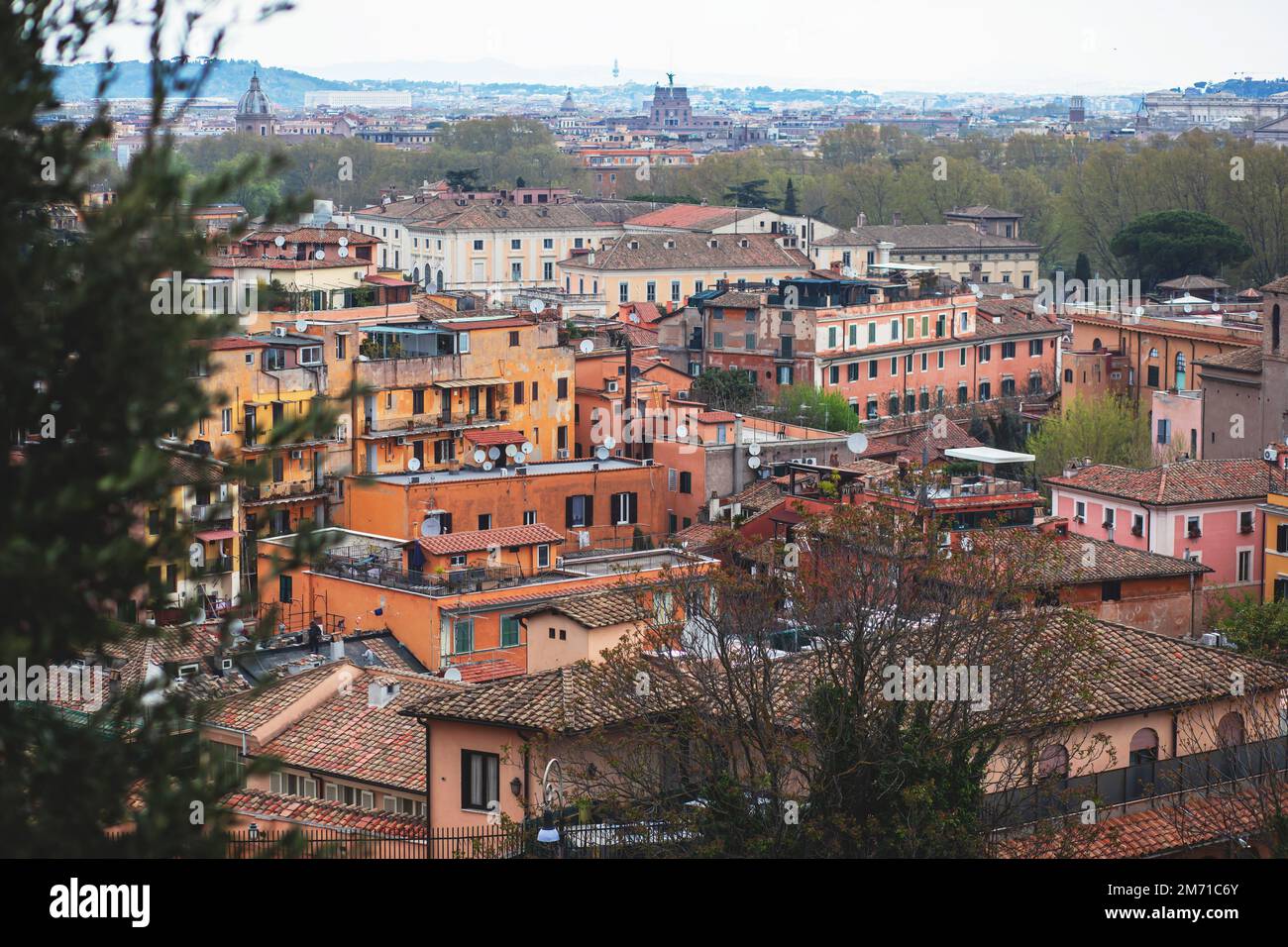 Rom Panorama, Latium, Italien, wunderschöner Panoramablick auf Rom und Vatikan, mit Kathedrale, Stadtbild und Landschaft jenseits der Stadt, Stockfoto