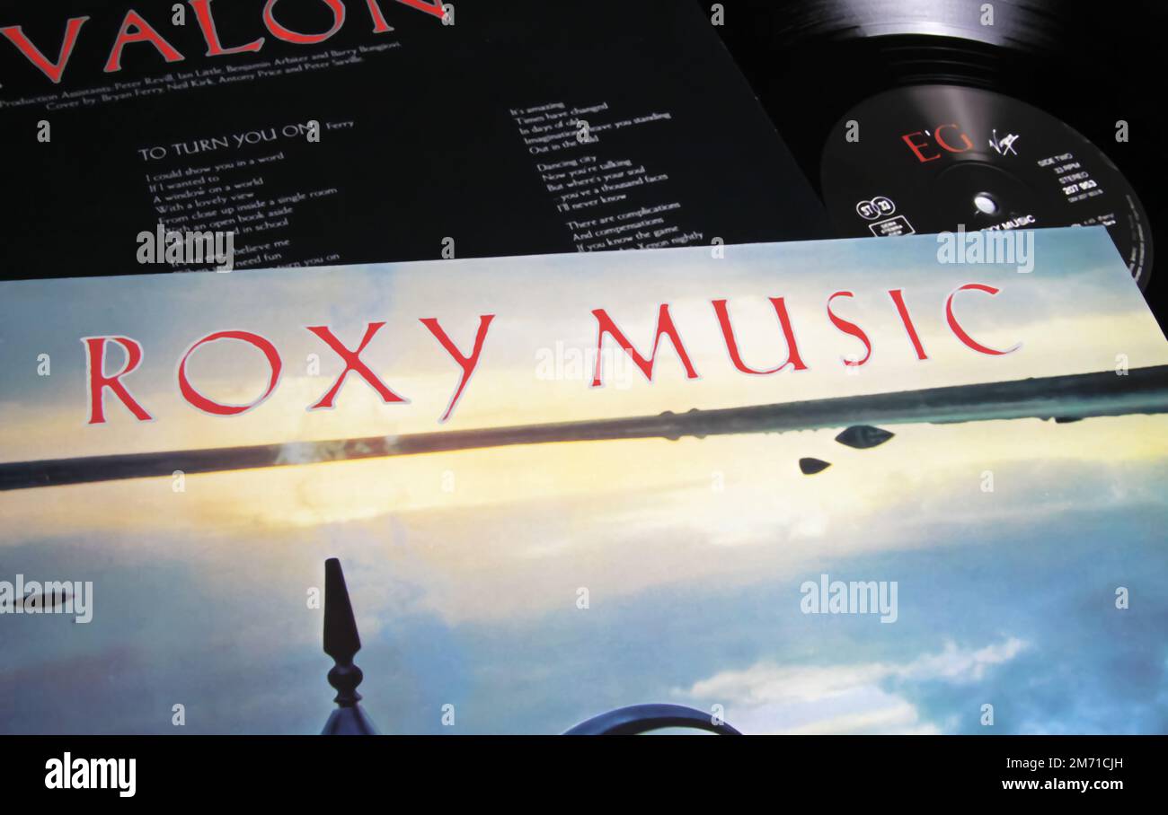 Viersen, Deutschland - Mai 9. 2022: Kurzaufstellung des Vinyl-Titels der englischen Band Roxy Music avalon Album mit mittelalterlichem Thema Stockfoto