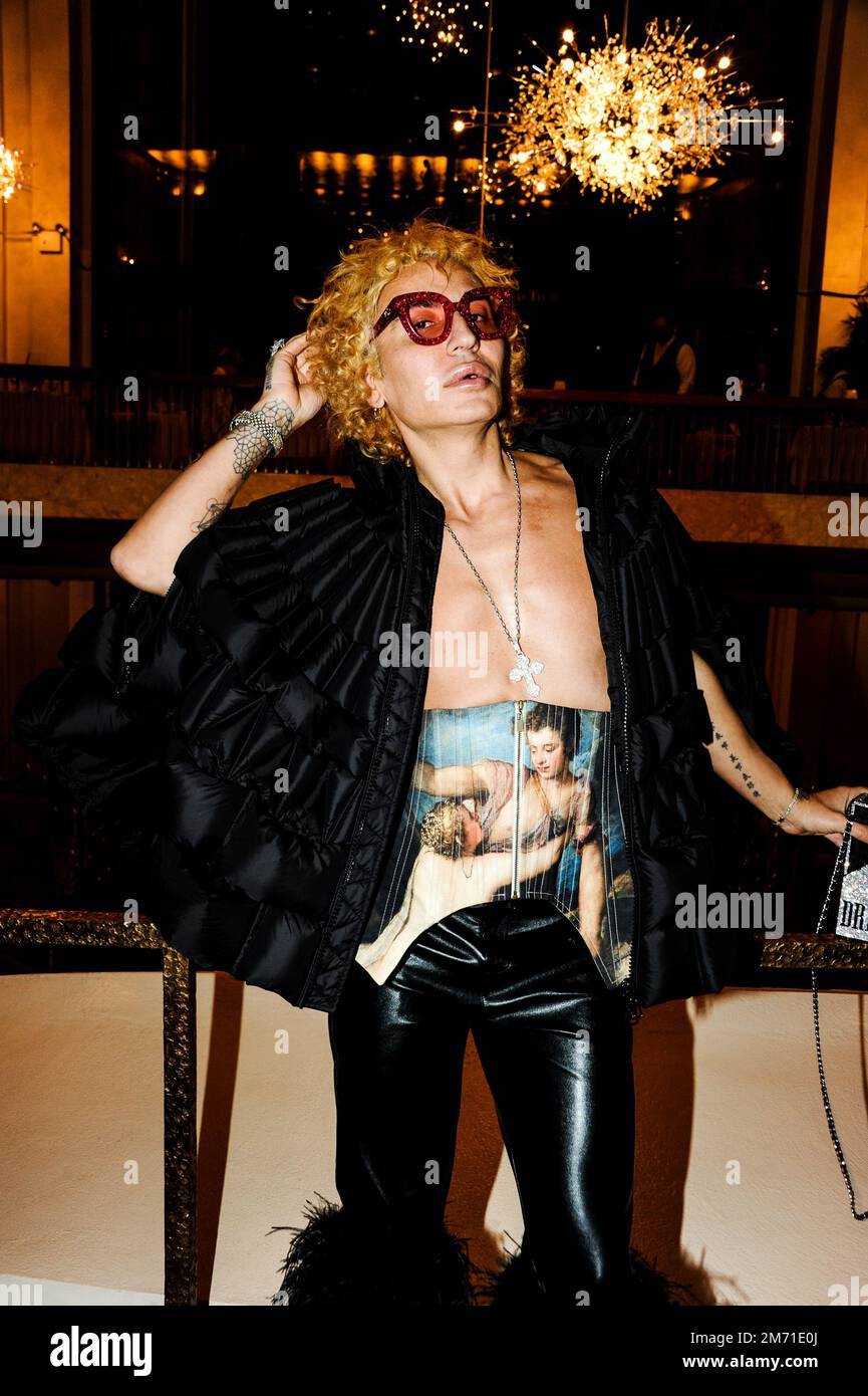 LGBTQIA+-Aktivist, Influencer und Model Elton Ilirjani an der Met OPERA für La Traviata, 5. Januar 2023 Stockfoto