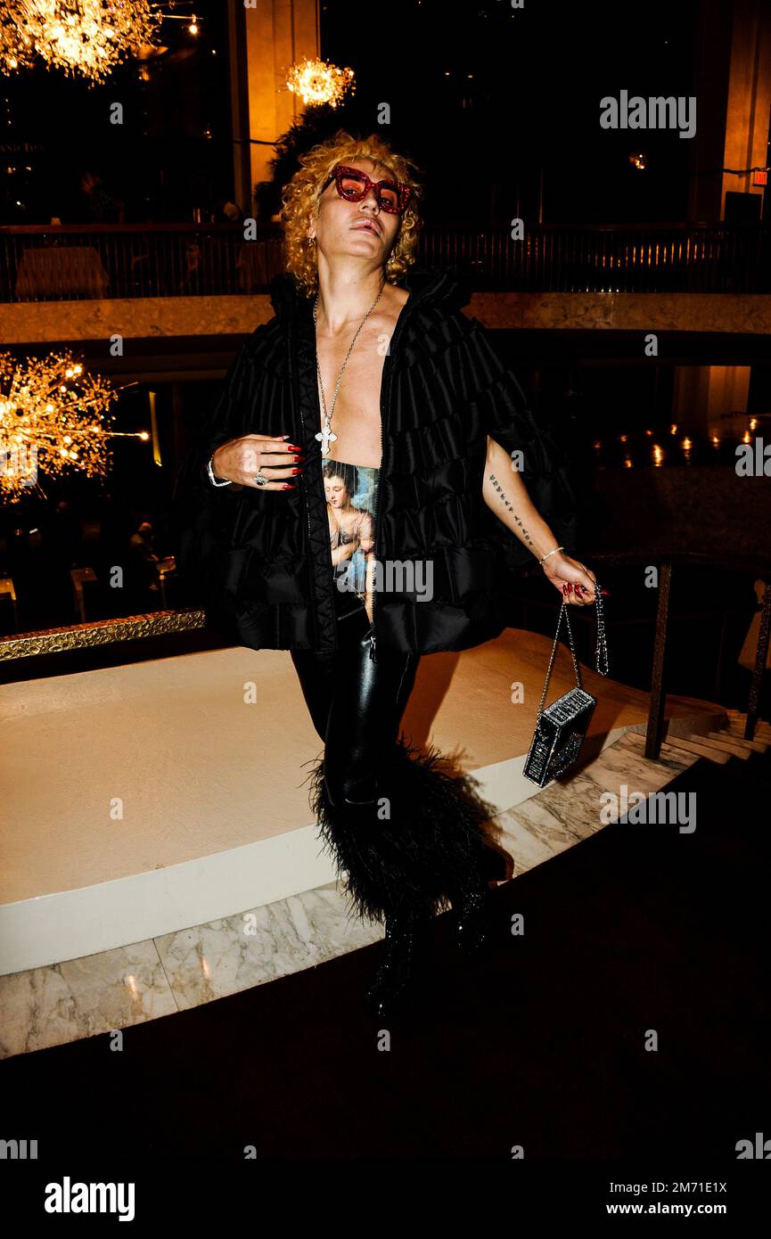 LGBTQIA+-Aktivist, Influencer und Model Elton Ilirjani an der Met OPERA für La Traviata, 5. Januar 2023 Stockfoto