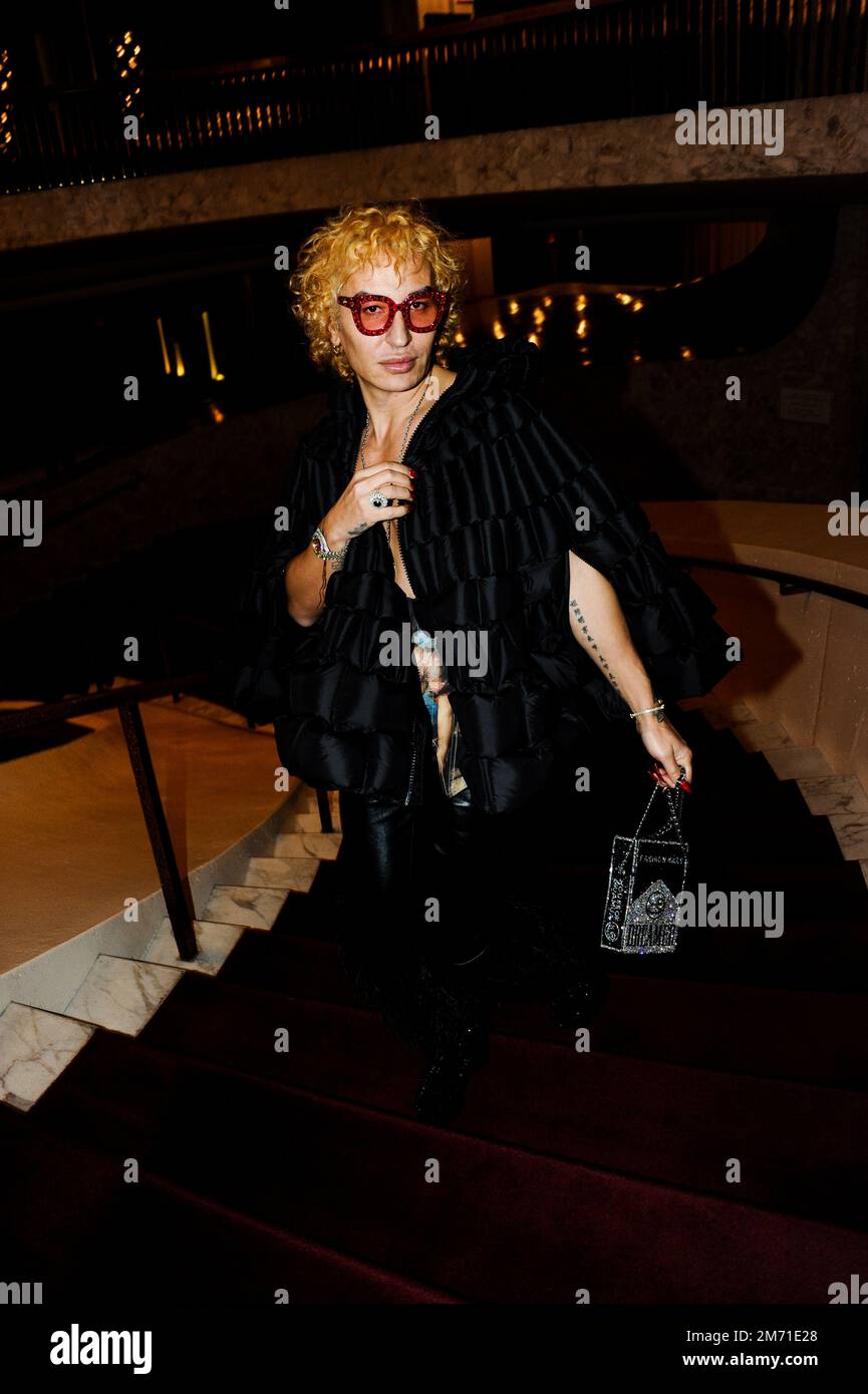 LGBTQIA+-Aktivist, Influencer und Model Elton Ilirjani an der Met OPERA für La Traviata, 5. Januar 2023 Stockfoto