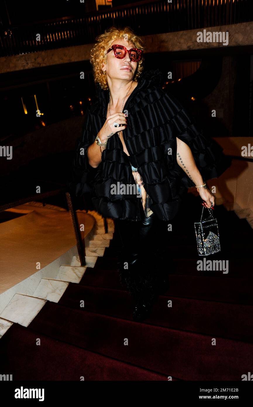 LGBTQIA+-Aktivist, Influencer und Model Elton Ilirjani an der Met OPERA für La Traviata, 5. Januar 2023 Stockfoto