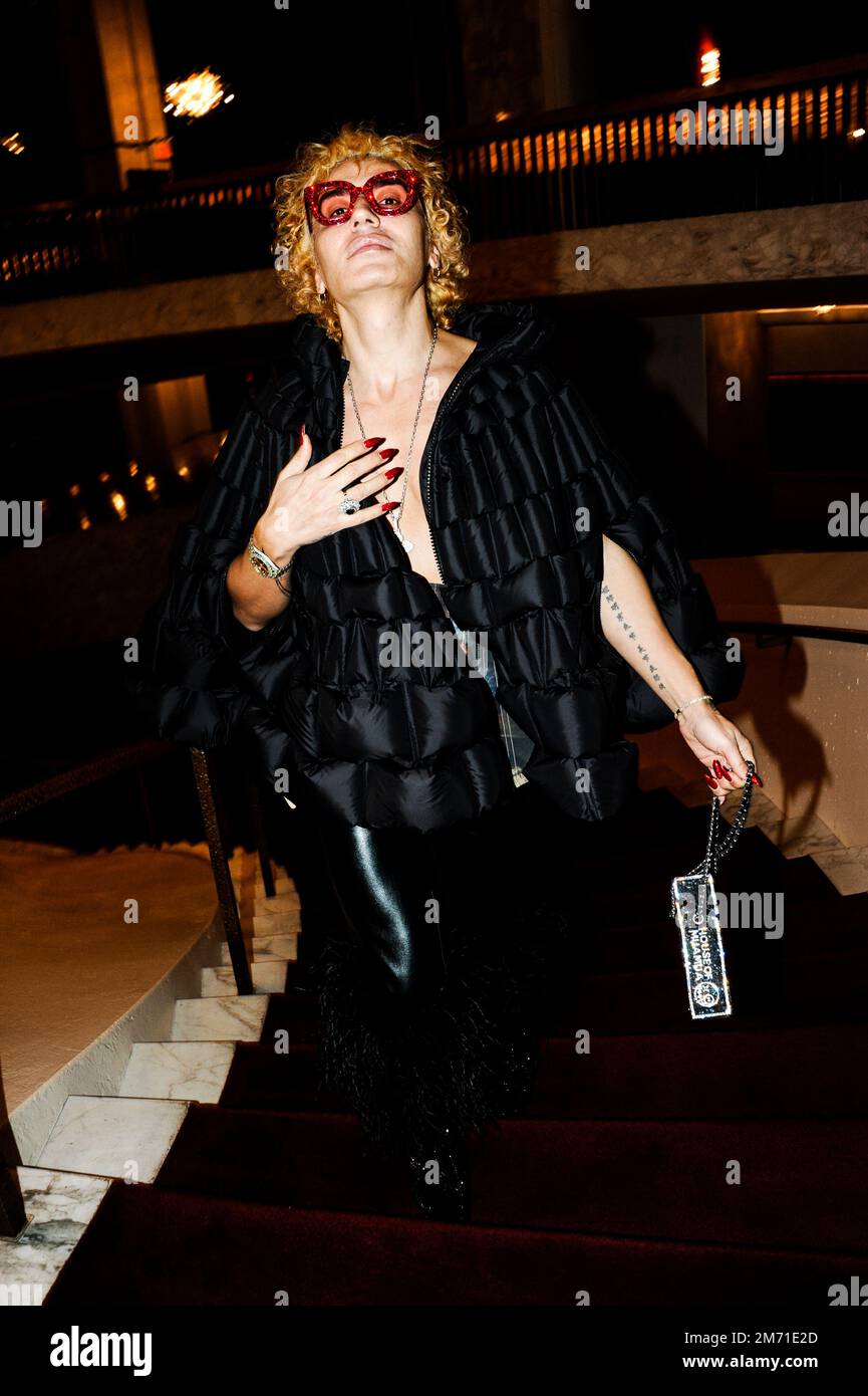 LGBTQIA+-Aktivist, Influencer und Model Elton Ilirjani an der Met OPERA für La Traviata, 5. Januar 2023 Stockfoto