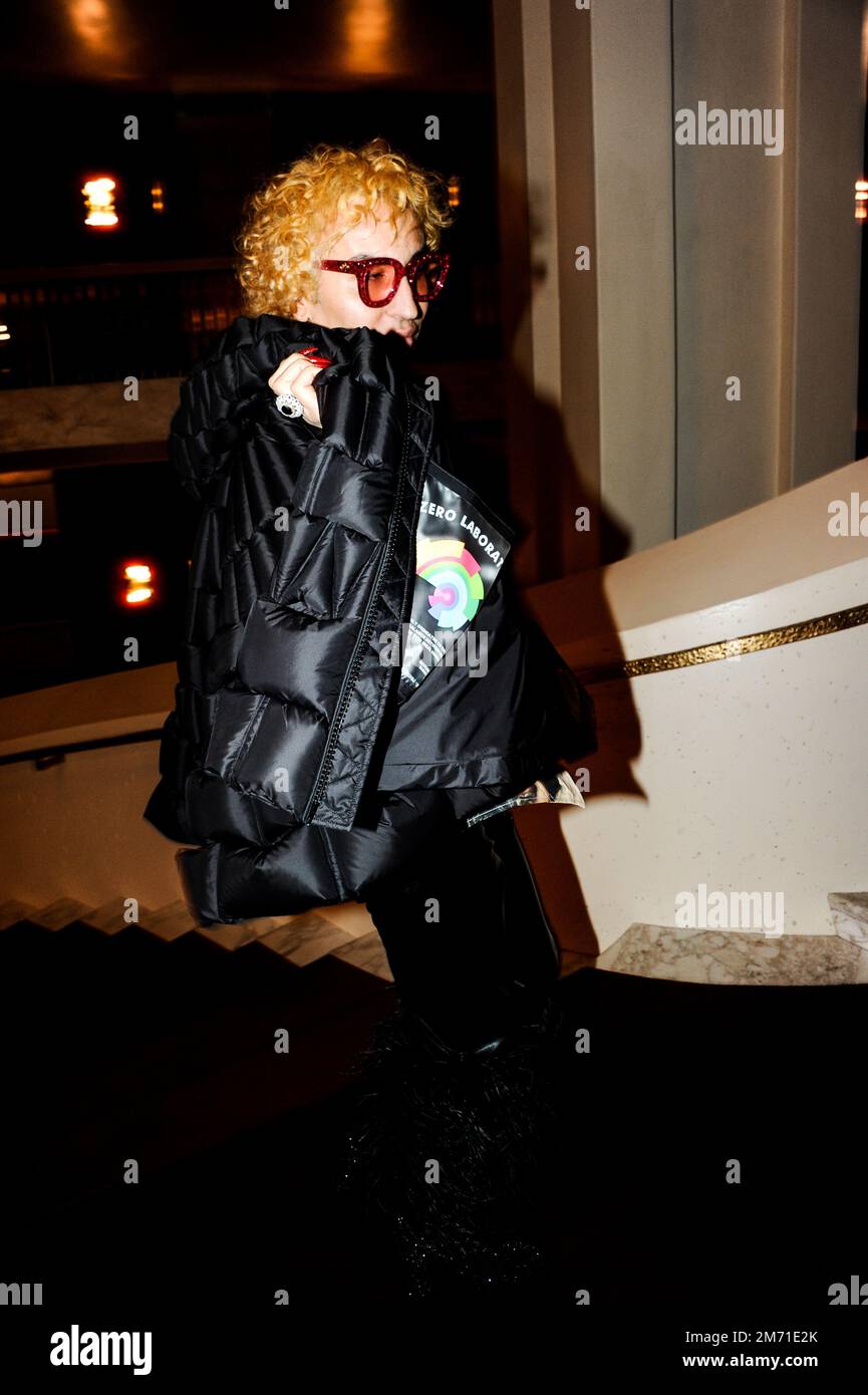 LGBTQIA+-Aktivist, Influencer und Model Elton Ilirjani an der Met OPERA für La Traviata, 5. Januar 2023 Stockfoto