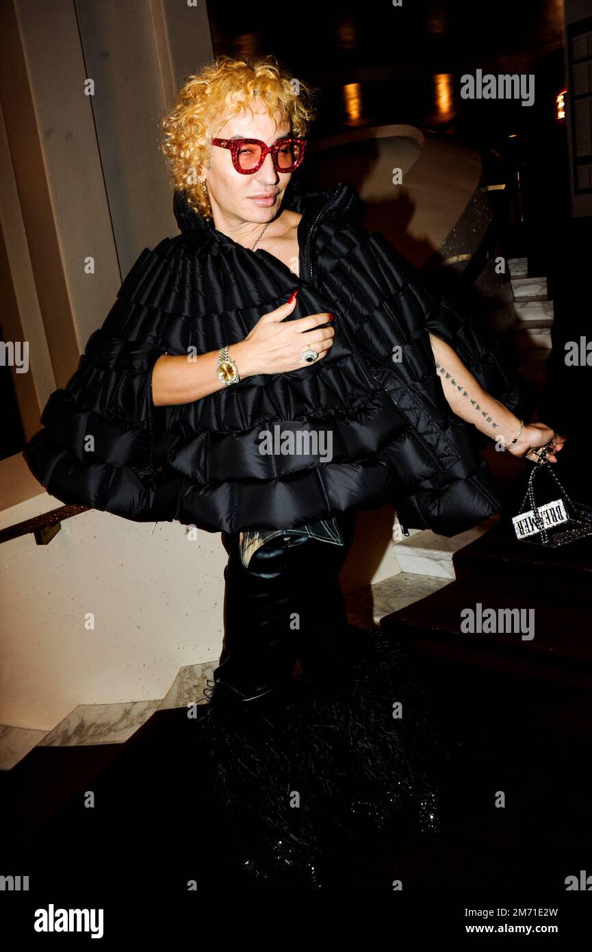 LGBTQIA+-Aktivist, Influencer und Model Elton Ilirjani an der Met OPERA für La Traviata, 5. Januar 2023 Stockfoto