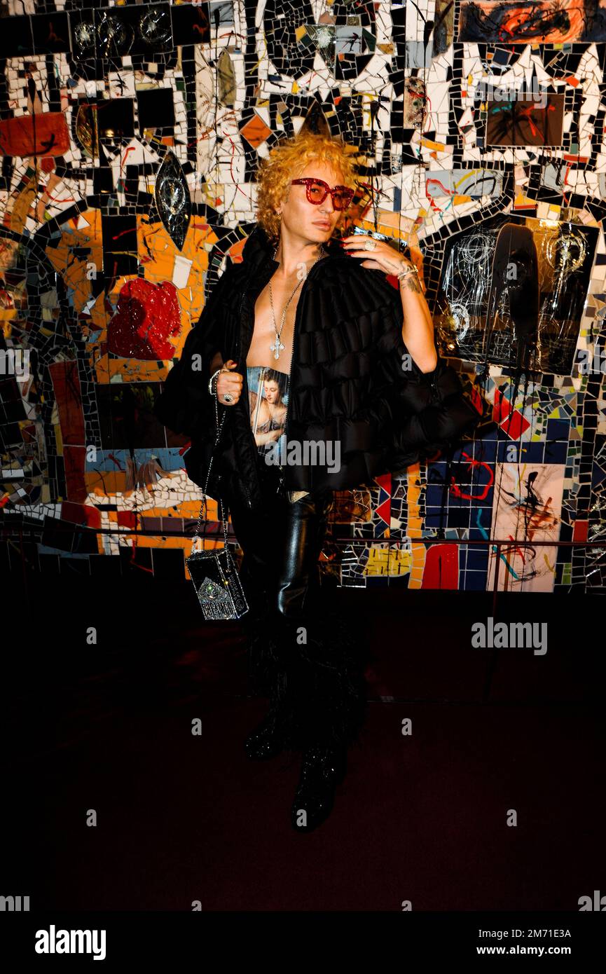 LGBTQIA+-Aktivist, Influencer und Model Elton Ilirjani an der Met OPERA für La Traviata, 5. Januar 2023 Stockfoto