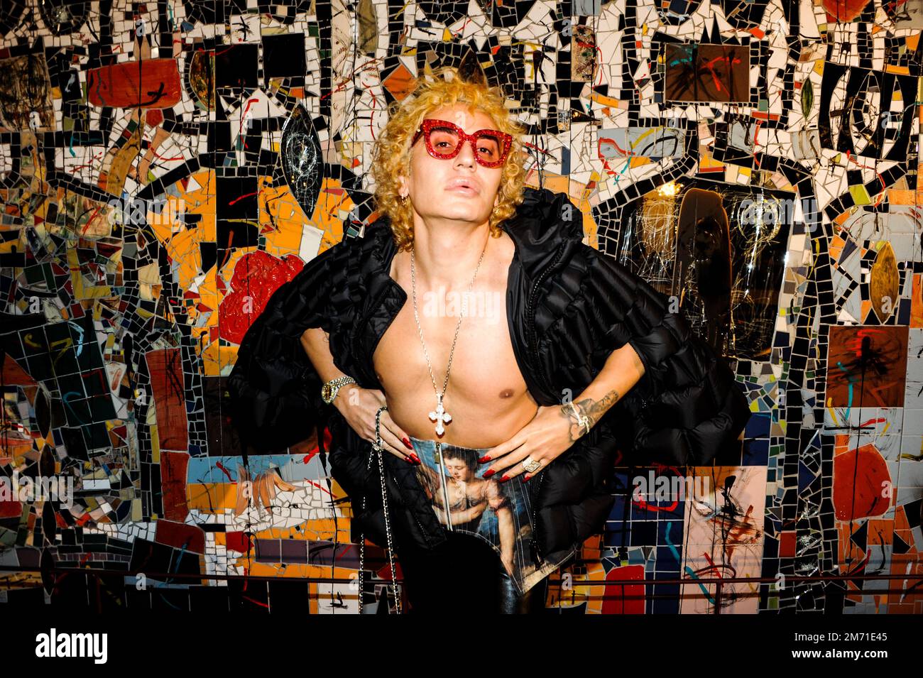 LGBTQIA+-Aktivist, Influencer und Model Elton Ilirjani an der Met OPERA für La Traviata, 5. Januar 2023 Stockfoto