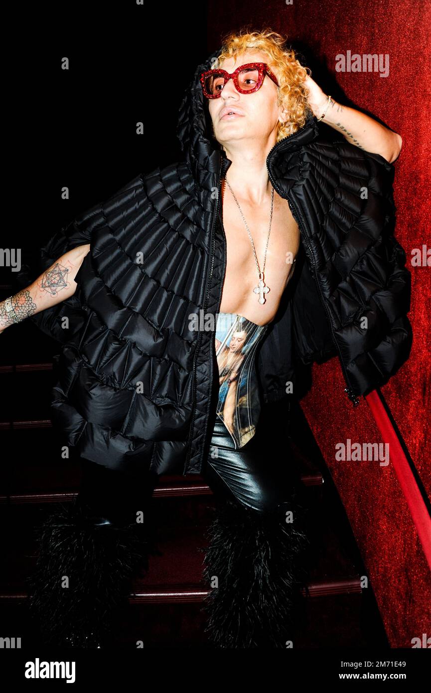 LGBTQIA+-Aktivist, Influencer und Model Elton Ilirjani an der Met OPERA für La Traviata, 5. Januar 2023 Stockfoto