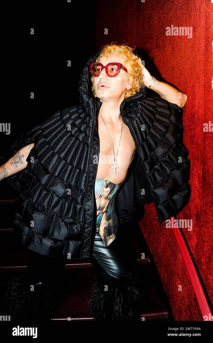 LGBTQIA+-Aktivist, Influencer und Model Elton Ilirjani an der Met OPERA für La Traviata, 5. Januar 2023 Stockfoto