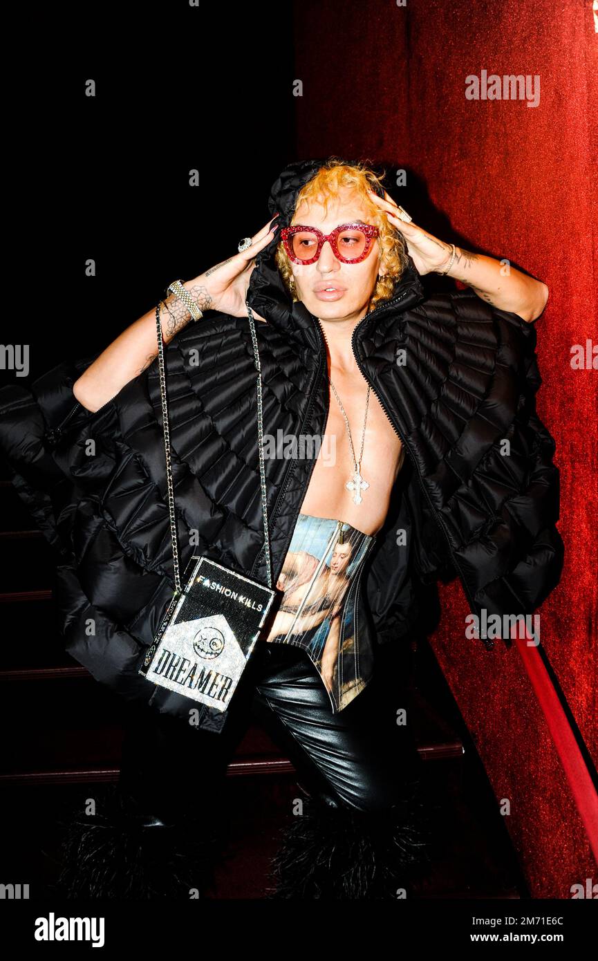 LGBTQIA+-Aktivist, Influencer und Model Elton Ilirjani an der Met OPERA für La Traviata, 5. Januar 2023 Stockfoto