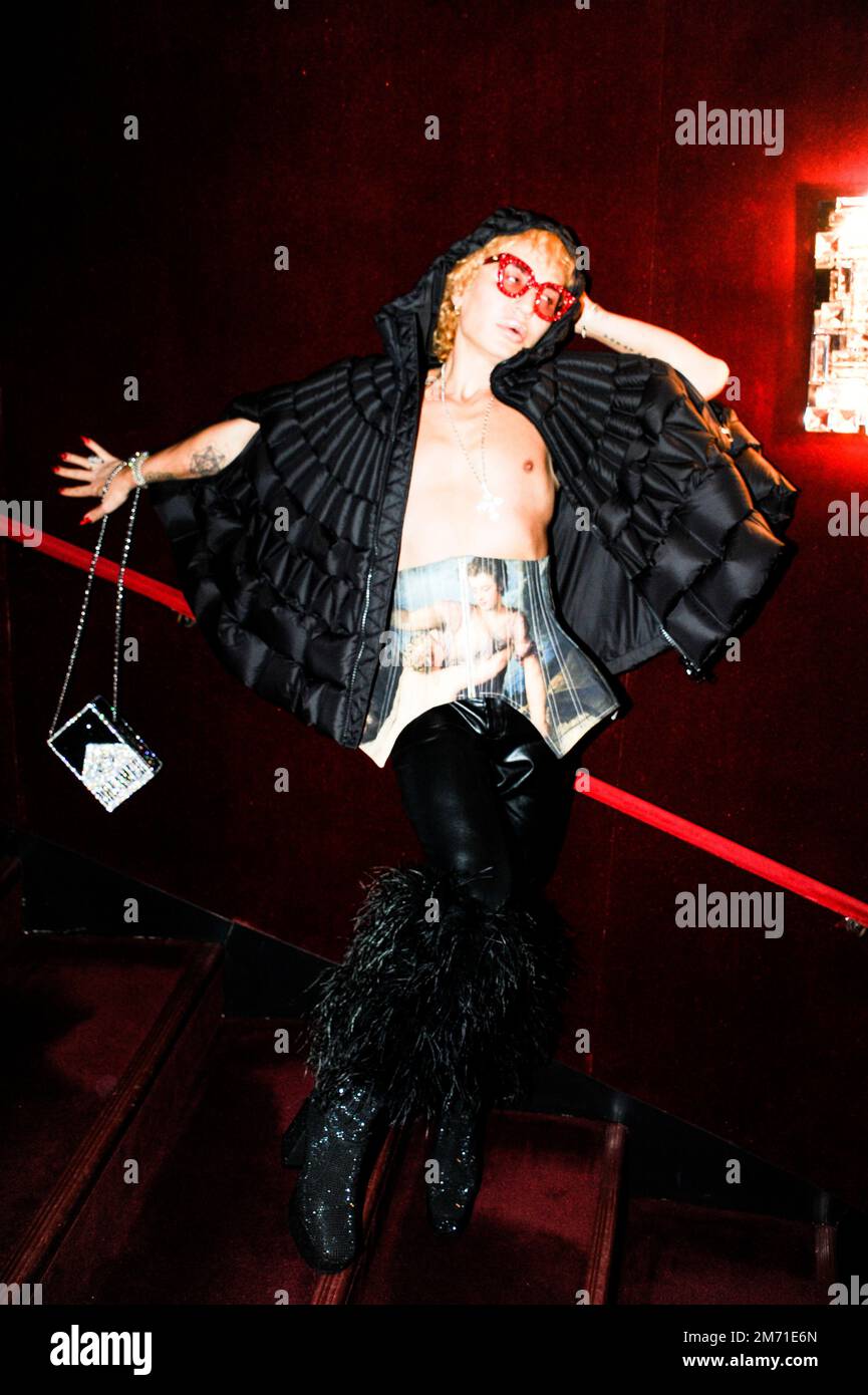 LGBTQIA+-Aktivist, Influencer und Model Elton Ilirjani an der Met OPERA für La Traviata, 5. Januar 2023 Stockfoto