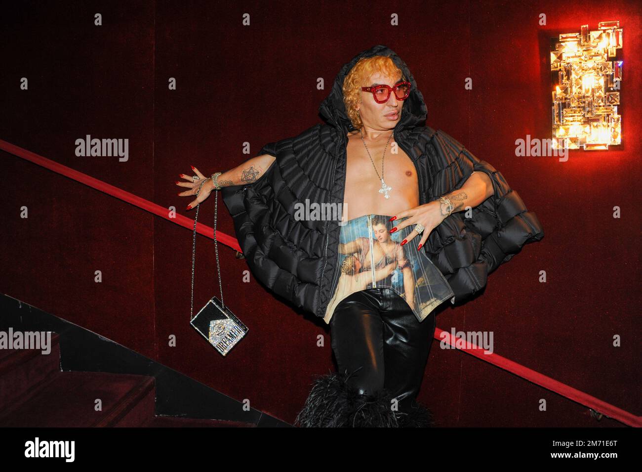 LGBTQIA+-Aktivist, Influencer und Model Elton Ilirjani an der Met OPERA für La Traviata, 5. Januar 2023 Stockfoto