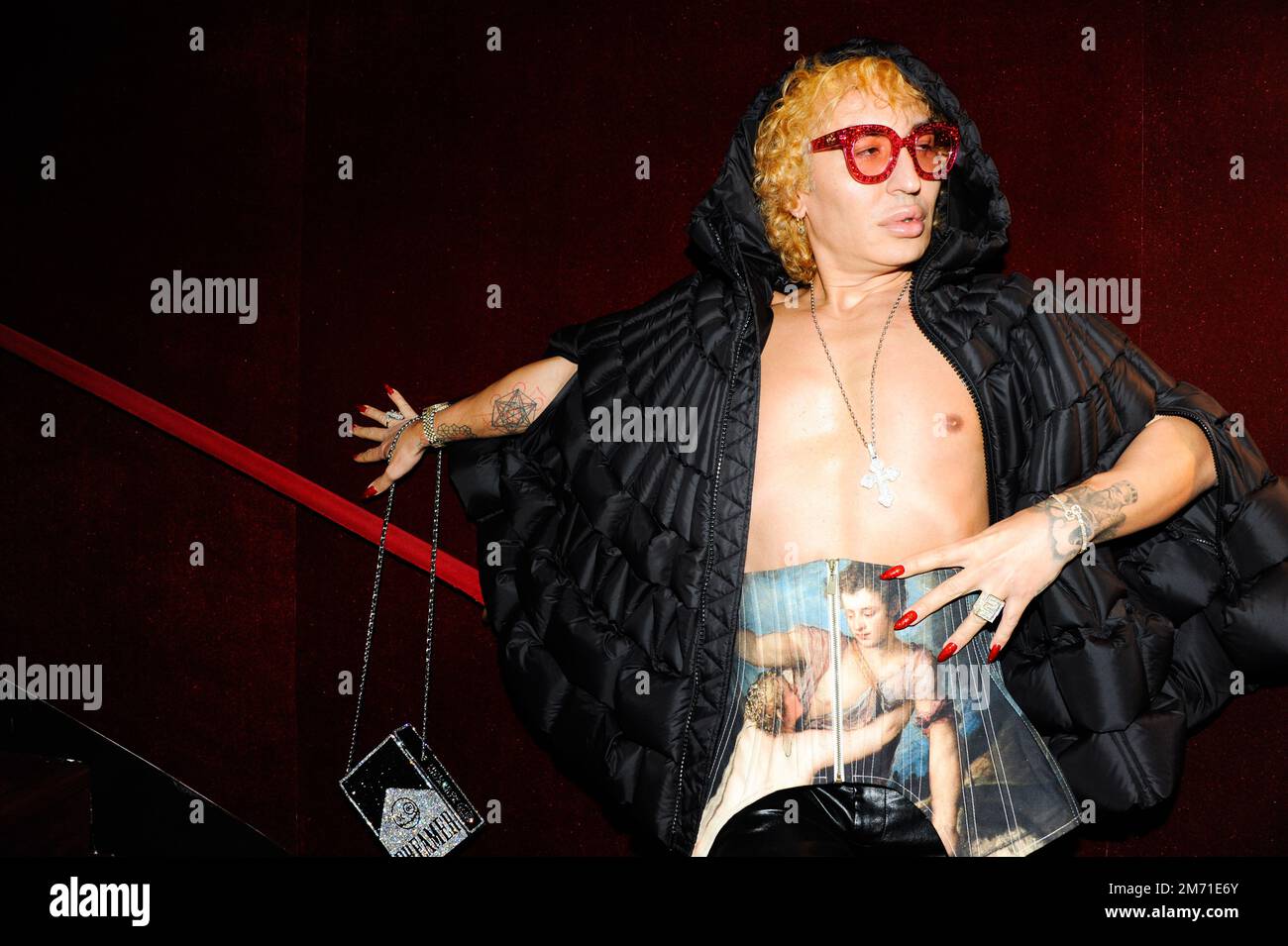 LGBTQIA+-Aktivist, Influencer und Model Elton Ilirjani an der Met OPERA für La Traviata, 5. Januar 2023 Stockfoto