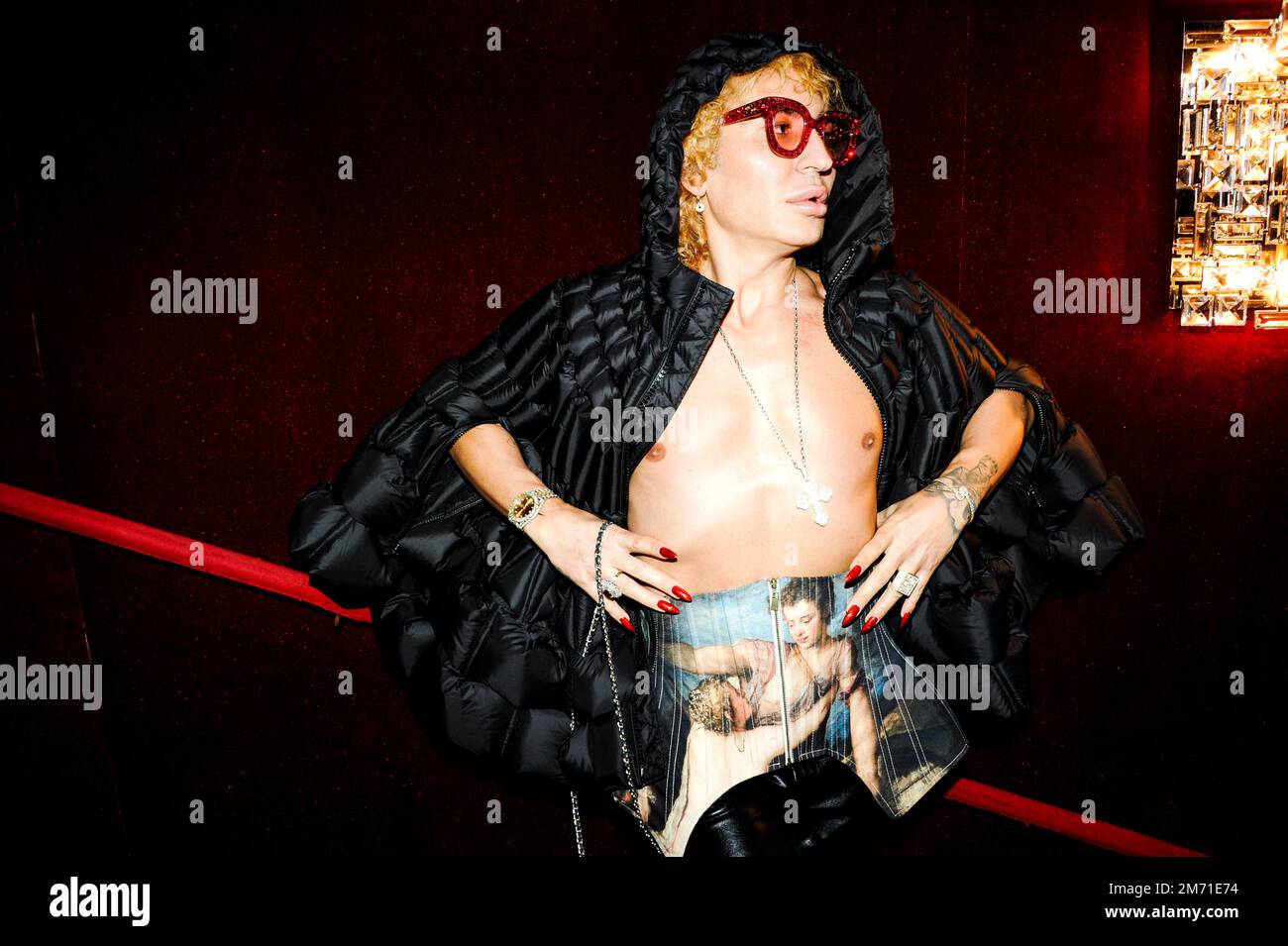 LGBTQIA+-Aktivist, Influencer und Model Elton Ilirjani an der Met OPERA für La Traviata, 5. Januar 2023 Stockfoto