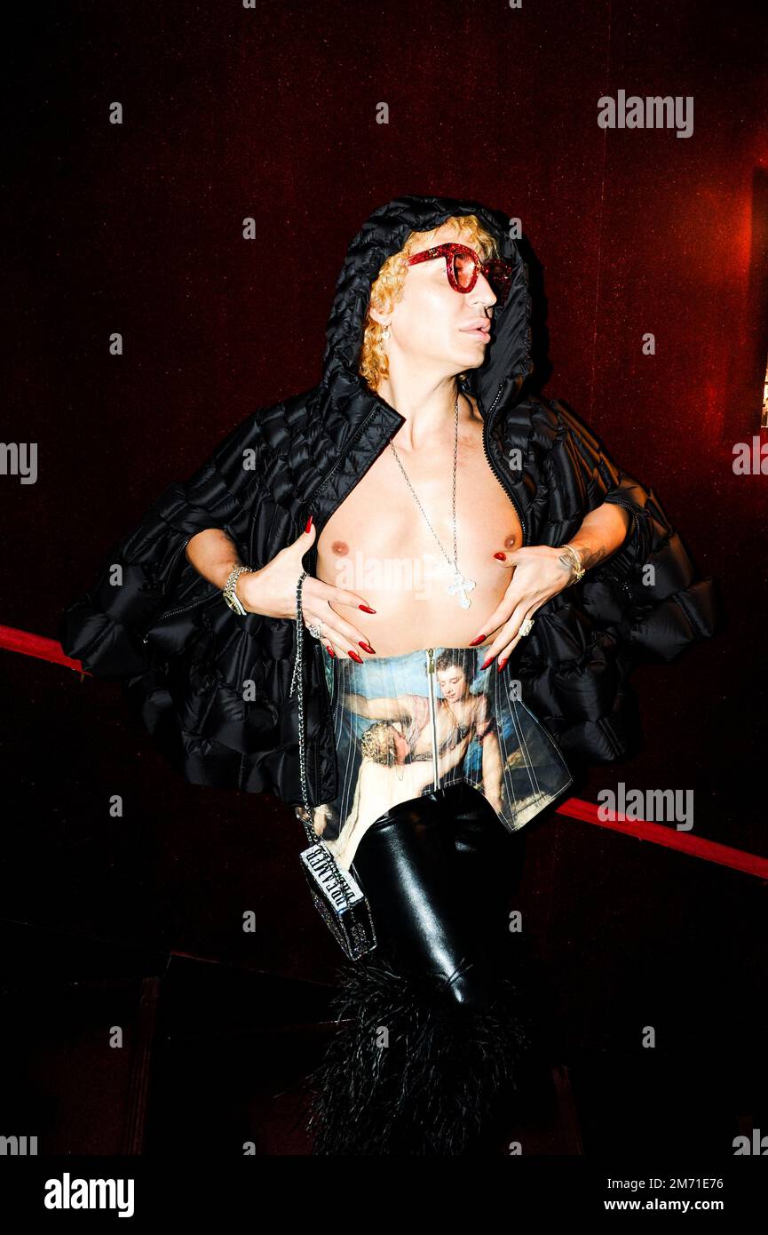 LGBTQIA+-Aktivist, Influencer und Model Elton Ilirjani an der Met OPERA für La Traviata, 5. Januar 2023 Stockfoto