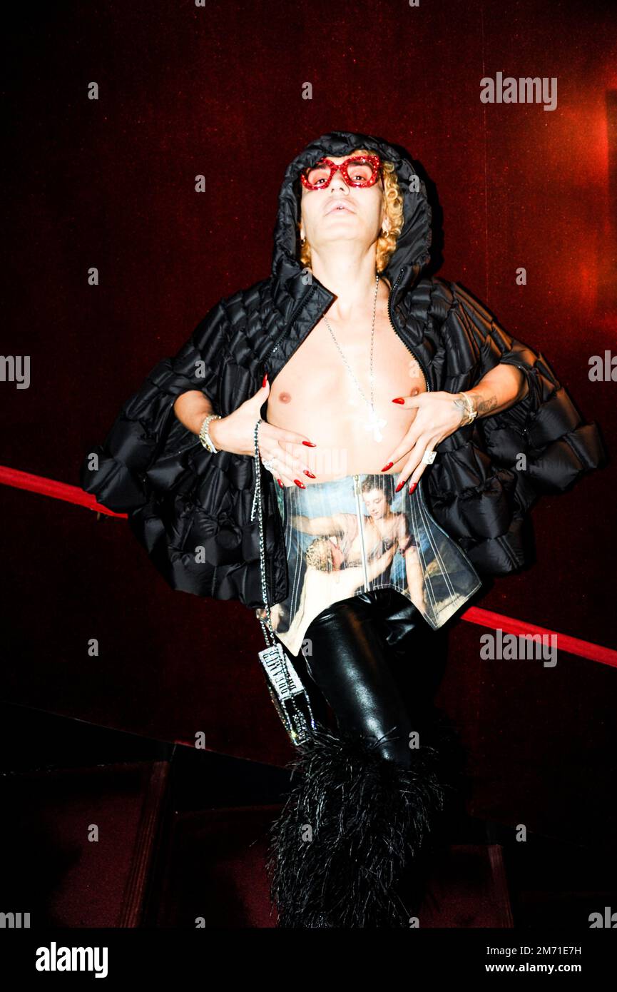 LGBTQIA+-Aktivist, Influencer und Model Elton Ilirjani an der Met OPERA für La Traviata, 5. Januar 2023 Stockfoto