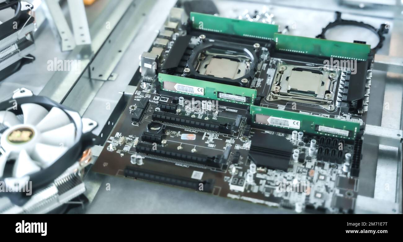 Man-Ingenieur, Sammler. Unabhängige Computer-Baugruppe. Prozessor für Einbausockel, RAM, Hauptplatine, Lüfter. Heim Krypto-Bergbau-Farm Stockfoto