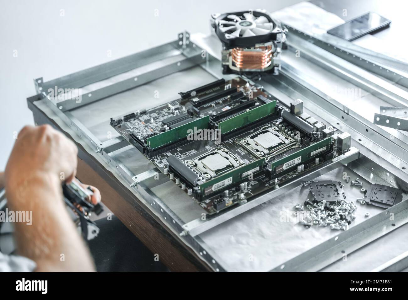 Man-Ingenieur, Sammler. Unabhängige Computer-Baugruppe. Prozessor für Einbausockel, RAM, Hauptplatine, Lüfter. Heim Krypto-Bergbau-Farm Stockfoto