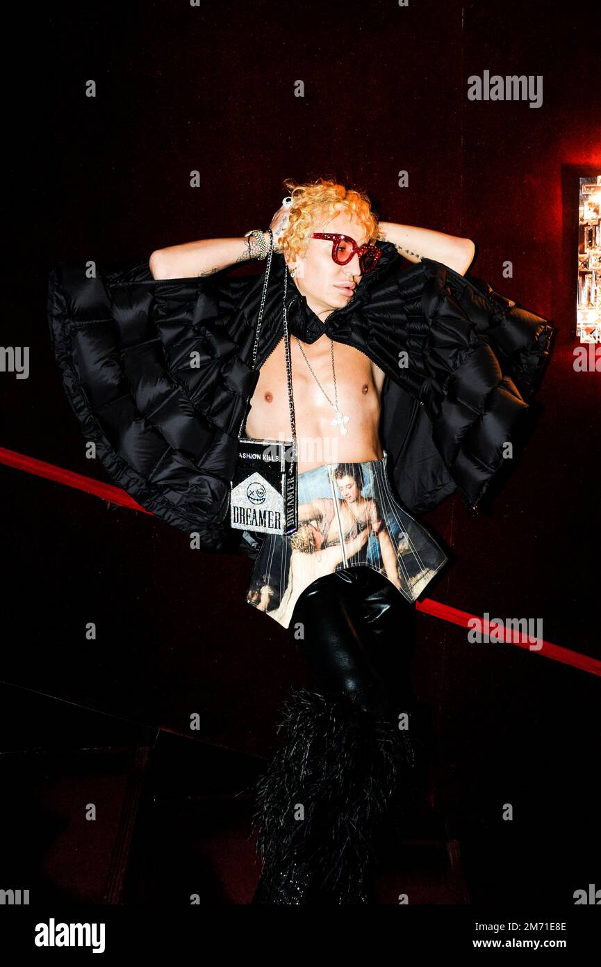 LGBTQIA+-Aktivist, Influencer und Model Elton Ilirjani an der Met OPERA für La Traviata, 5. Januar 2023 Stockfoto