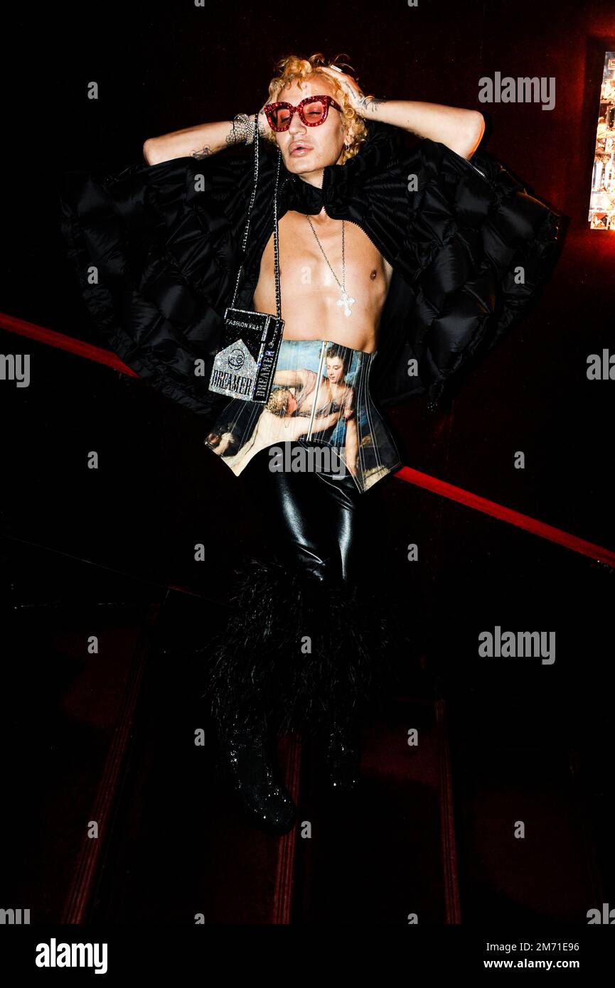 LGBTQIA+-Aktivist, Influencer und Model Elton Ilirjani an der Met OPERA für La Traviata, 5. Januar 2023 Stockfoto