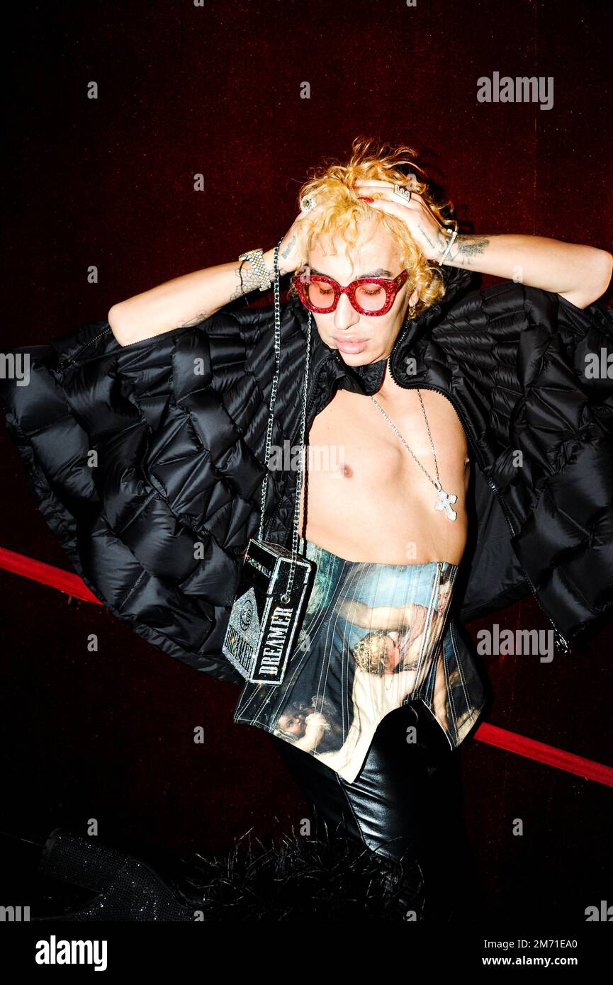 LGBTQIA+-Aktivist, Influencer und Model Elton Ilirjani an der Met OPERA für La Traviata, 5. Januar 2023 Stockfoto