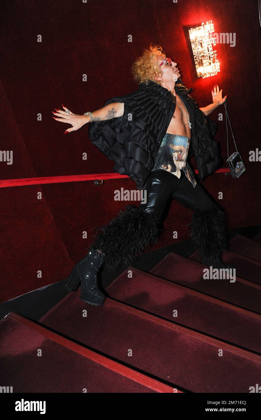 LGBTQIA+-Aktivist, Influencer und Model Elton Ilirjani an der Met OPERA für La Traviata, 5. Januar 2023 Stockfoto