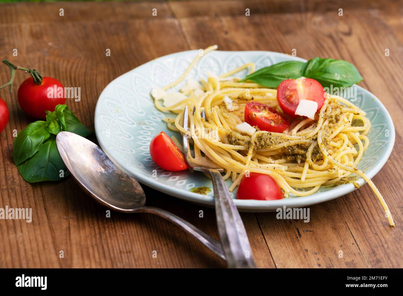 Teller Spaghetti mit grünem Pesto und Kirschtomaten Stockfoto