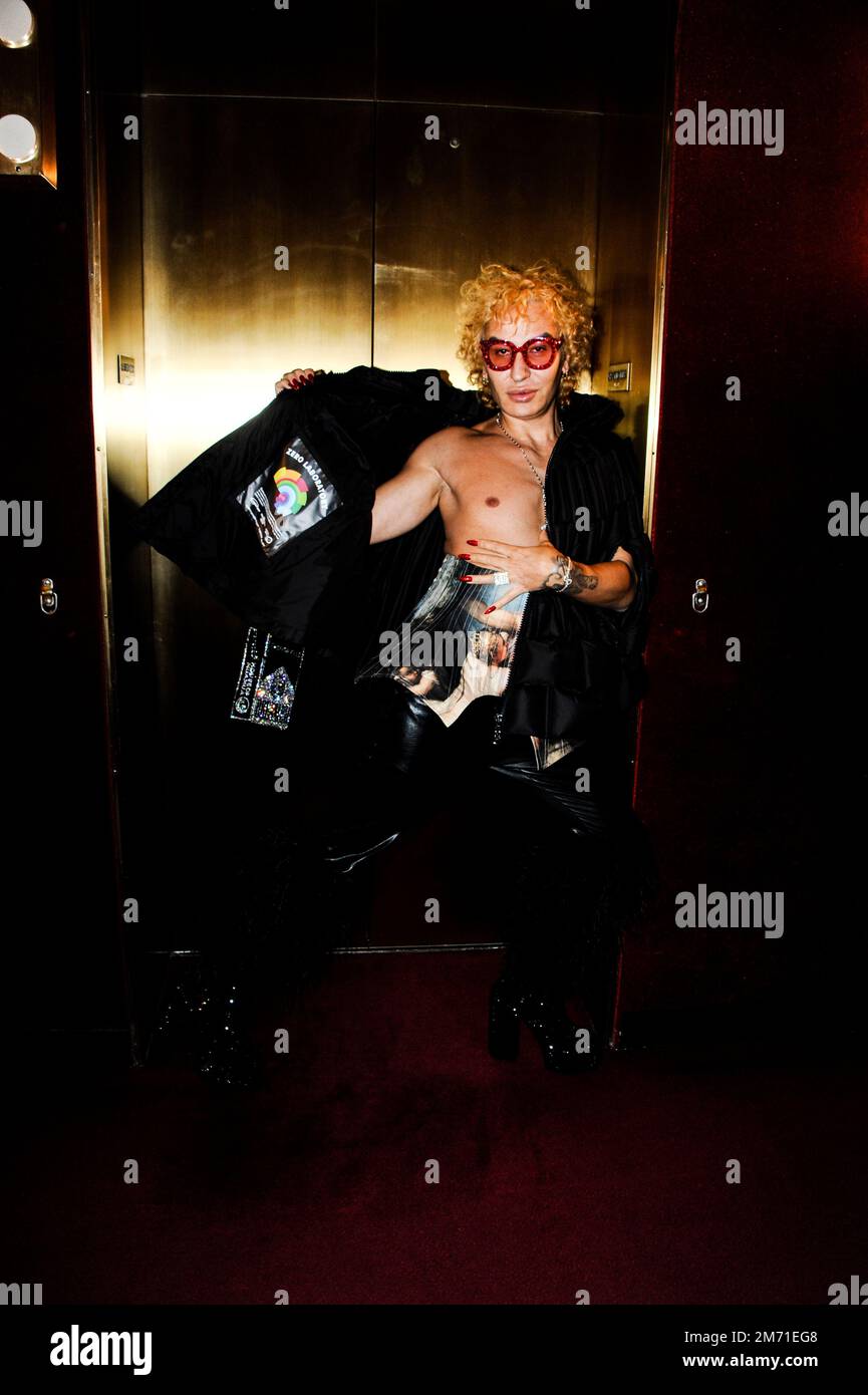 LGBTQIA+-Aktivist, Influencer und Model Elton Ilirjani an der Met OPERA für La Traviata, 5. Januar 2023 Stockfoto