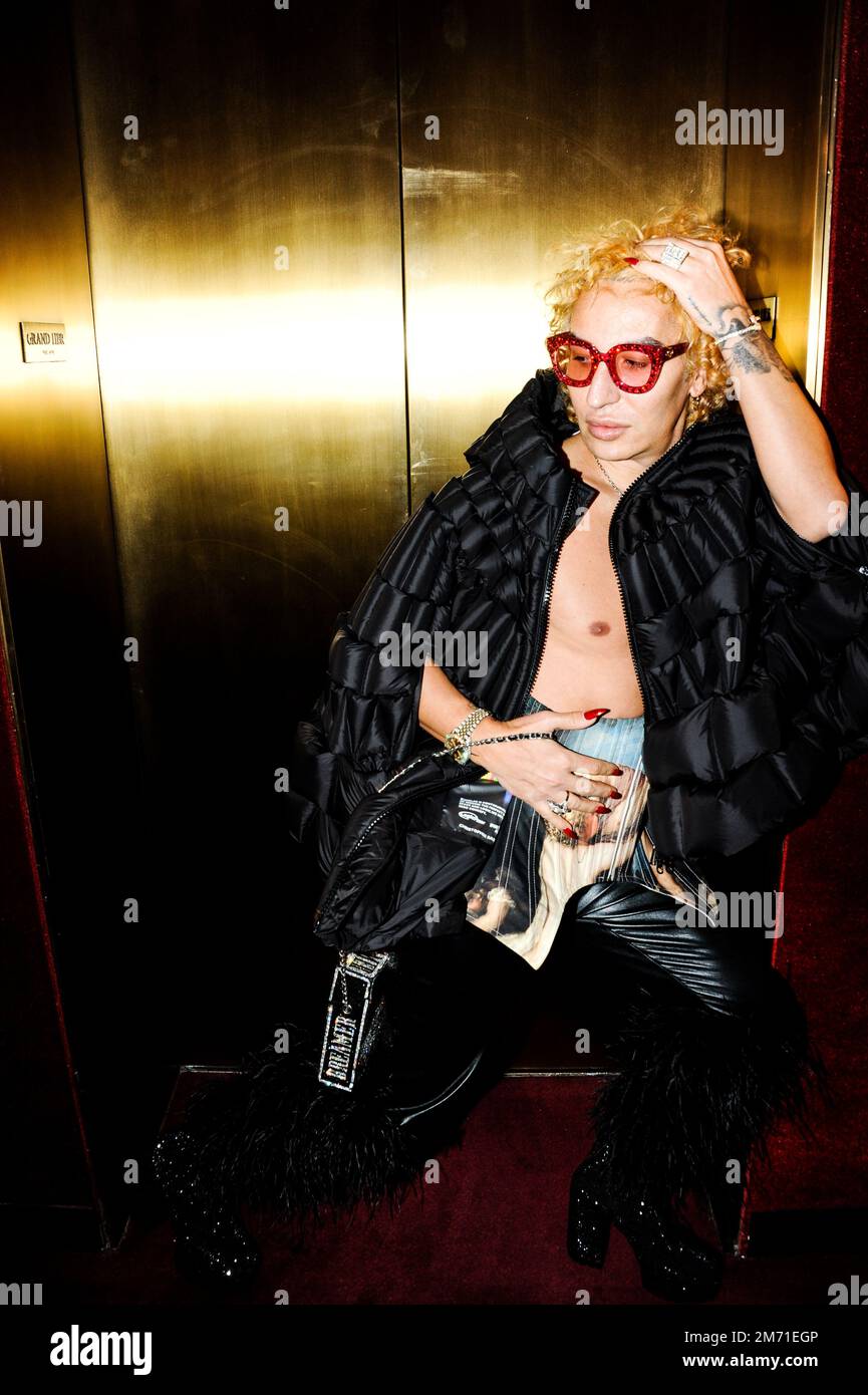 LGBTQIA+-Aktivist, Influencer und Model Elton Ilirjani an der Met OPERA für La Traviata, 5. Januar 2023 Stockfoto