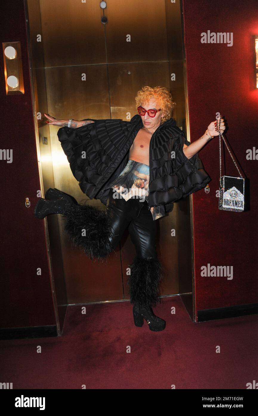 LGBTQIA+-Aktivist, Influencer und Model Elton Ilirjani an der Met OPERA für La Traviata, 5. Januar 2023 Stockfoto