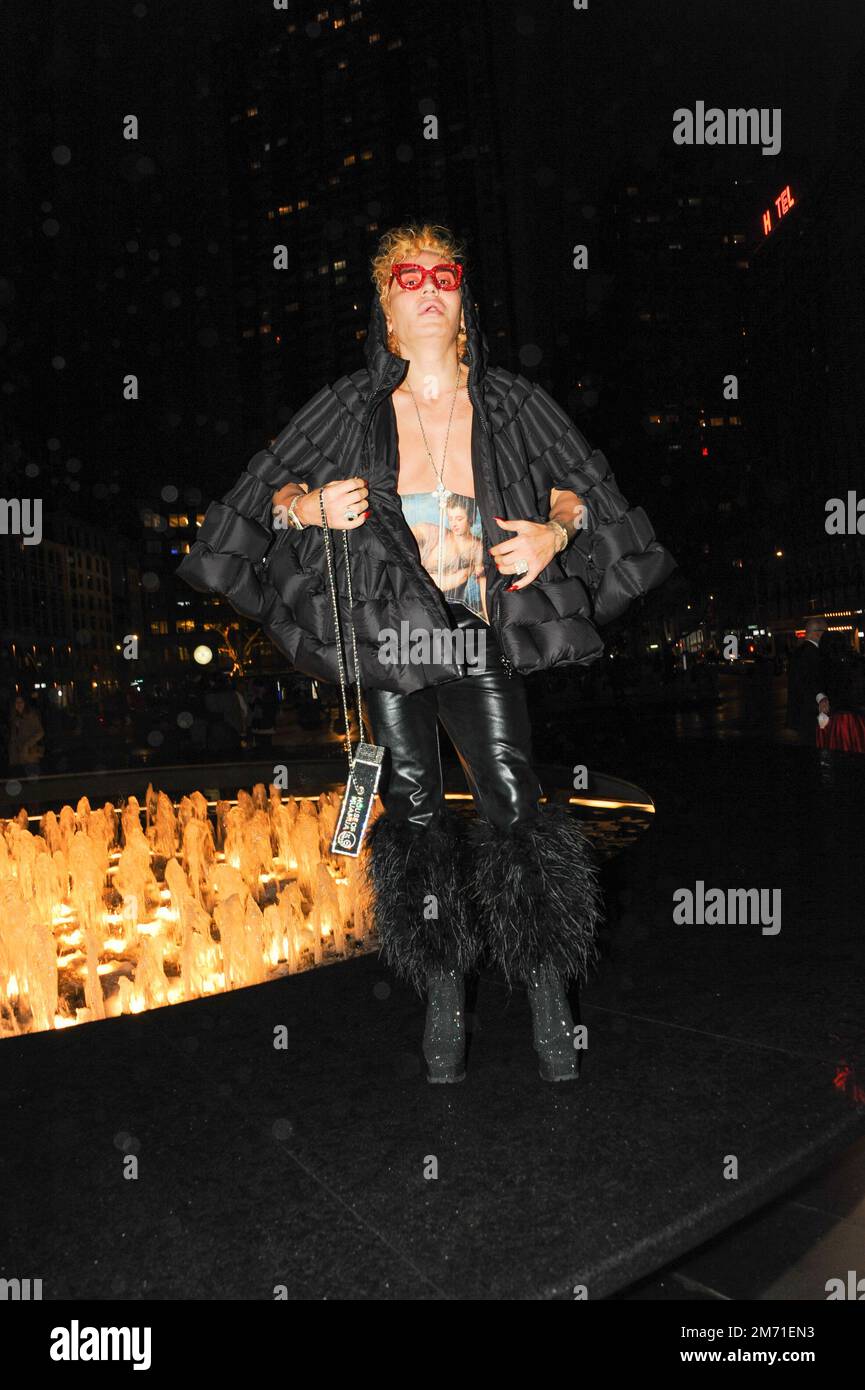 LGBTQIA+-Aktivist, Influencer und Model Elton Ilirjani an der Met OPERA für La Traviata, 5. Januar 2023 Stockfoto