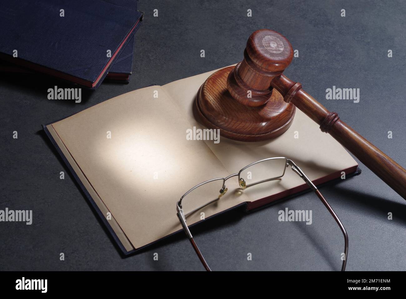 Rechtsbegriff von Recht und Recht. Offenes Notizbuch mit hölzernem Hammer von Richtern im Gerichtssaal Stockfoto